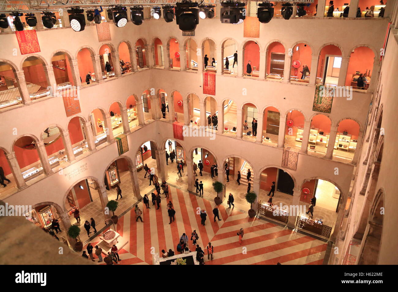 Das Luxus-Einkaufszentrum Fondaco dei Tedeschi in Venedig. Stockfoto