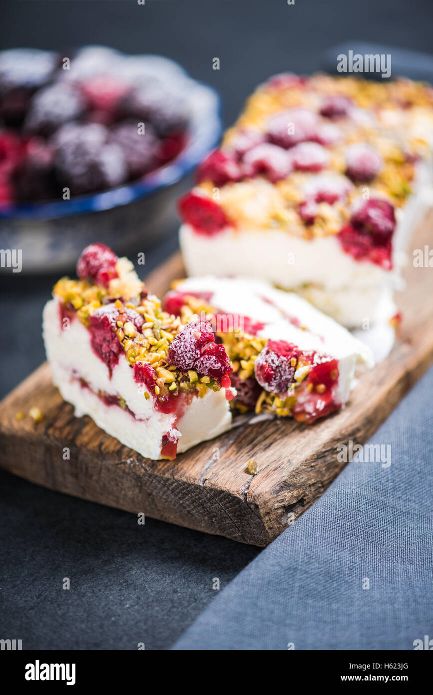 Sommer-süße behandeln, Semifreddo mit Waldfrüchten und Pistazien Stockfoto