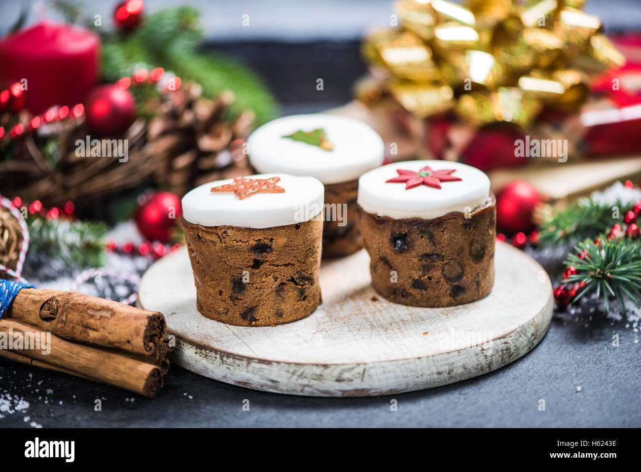 Traditionelle Weihnachten Obstkuchen reich mit Dekoration aus Zuckerguss auf der festlich gedeckten Tafel mit Ornamenten Stockfoto