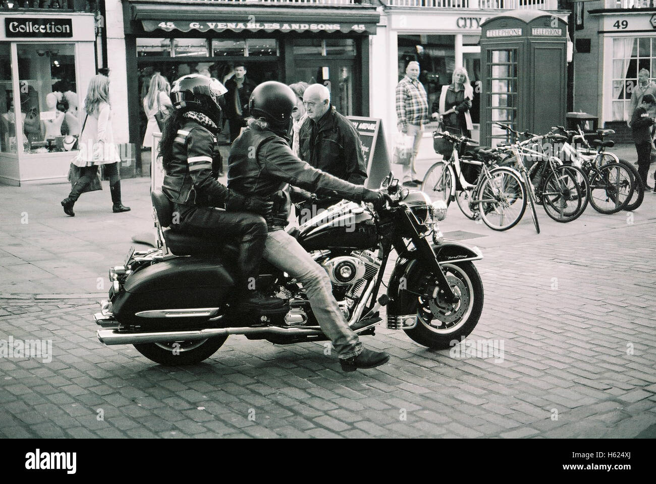 Harley Davidson Motorrad macht seinen Weg durch die Käufer auf Watergate street in Chester England shot mit Kodak BW 400 film Stockfoto