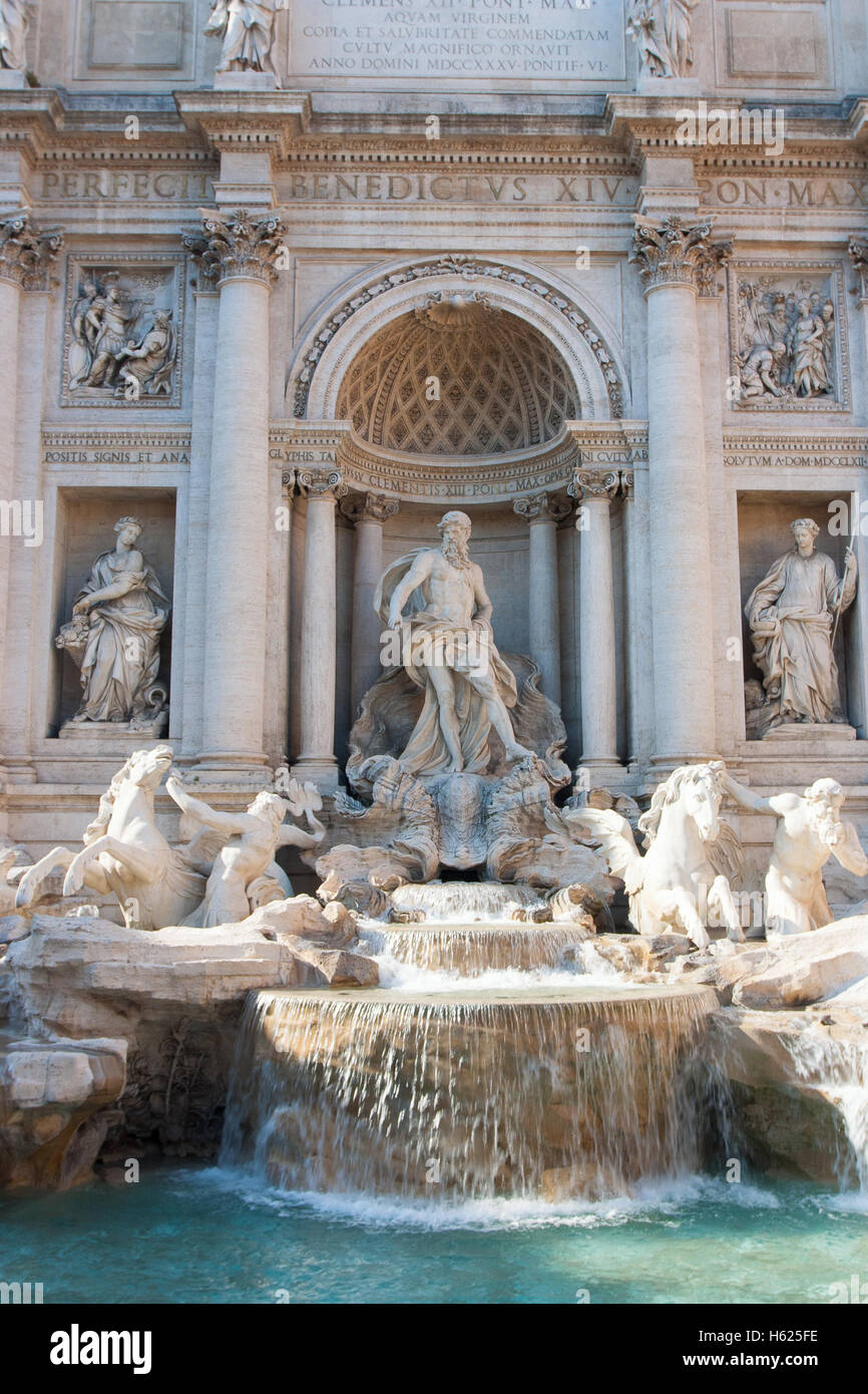 Spektakuläre Trevi-Brunnen (Fontana di Trevi) bei Sonnenuntergang. Barocker Brunnen, entworfen von Architekt Nicola Salvi und abgeschlossen Stockfoto
