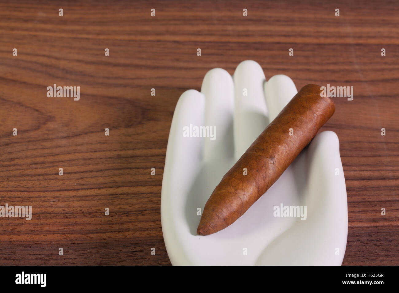 Luxus kubanische Zigarre und Keramik Hand auf dem Holztisch. Stockfoto