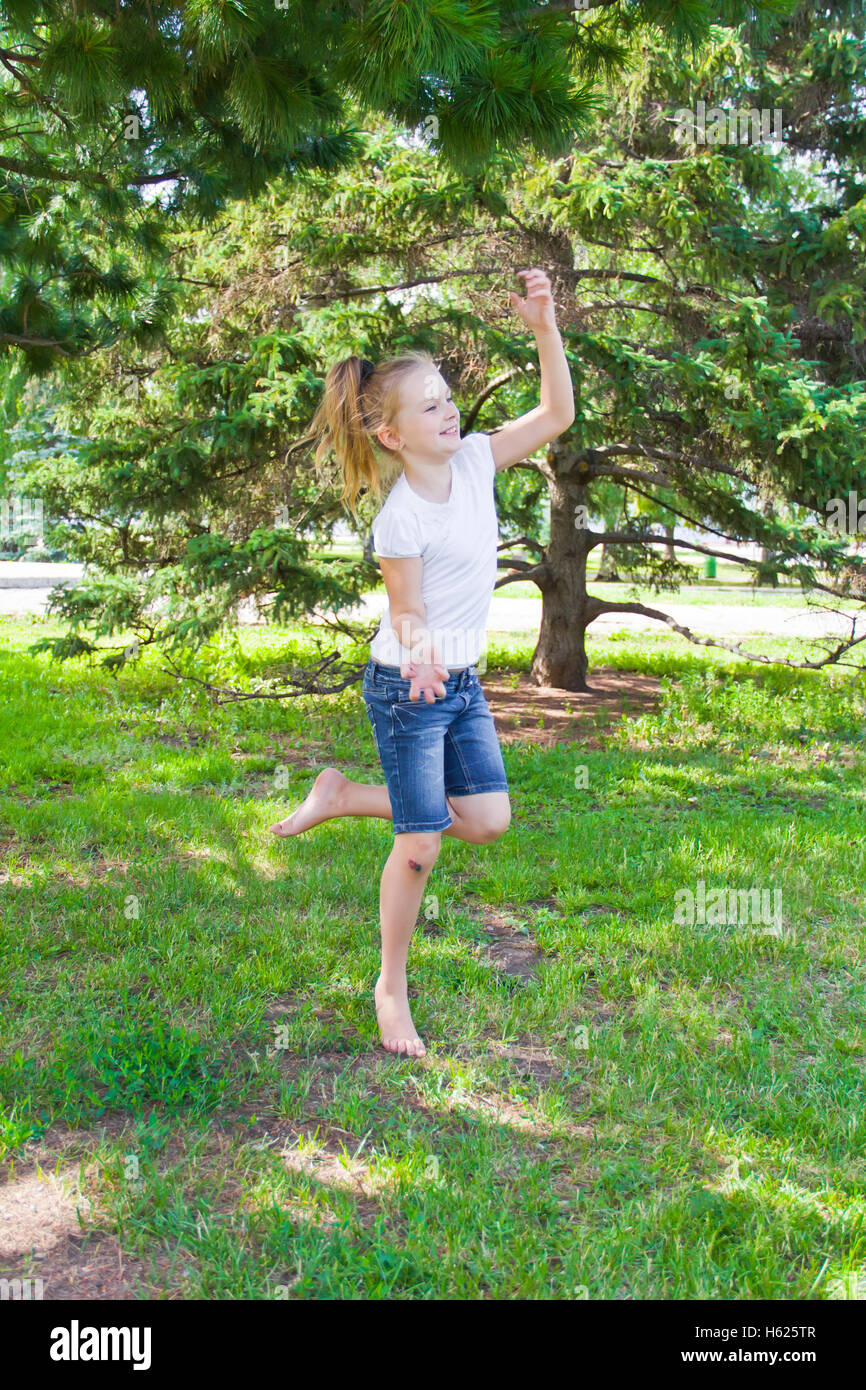 Foto von tanzenden Mädchen mit Wunde Knie im Sommer Stockfoto