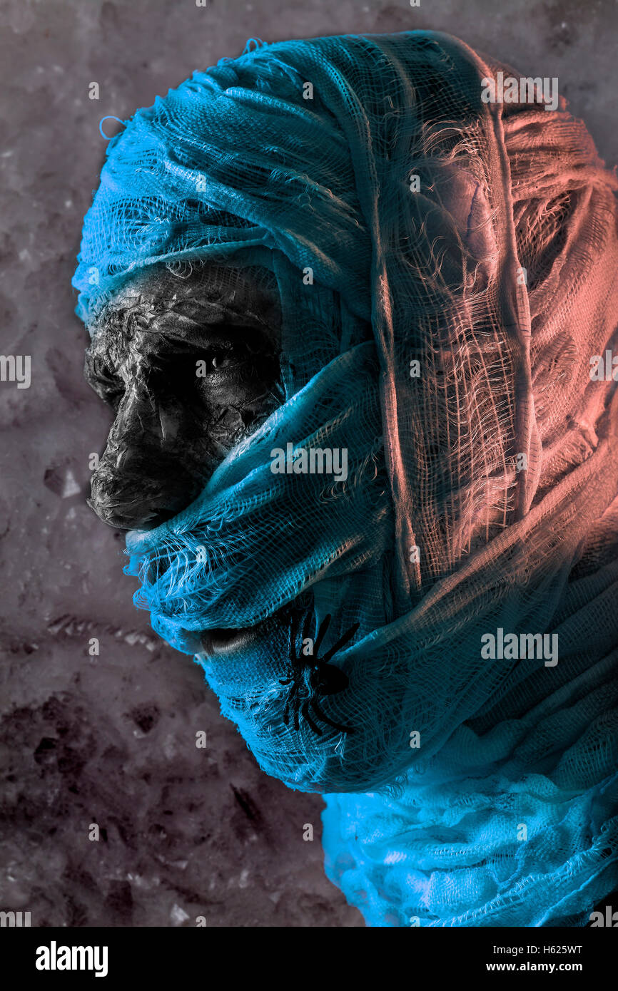 Männliche Model Mumie Zombie Kostüm mit papier Papiermache, Bandagen, Mondlandschaft Kulisse, blaues Licht Stockfoto