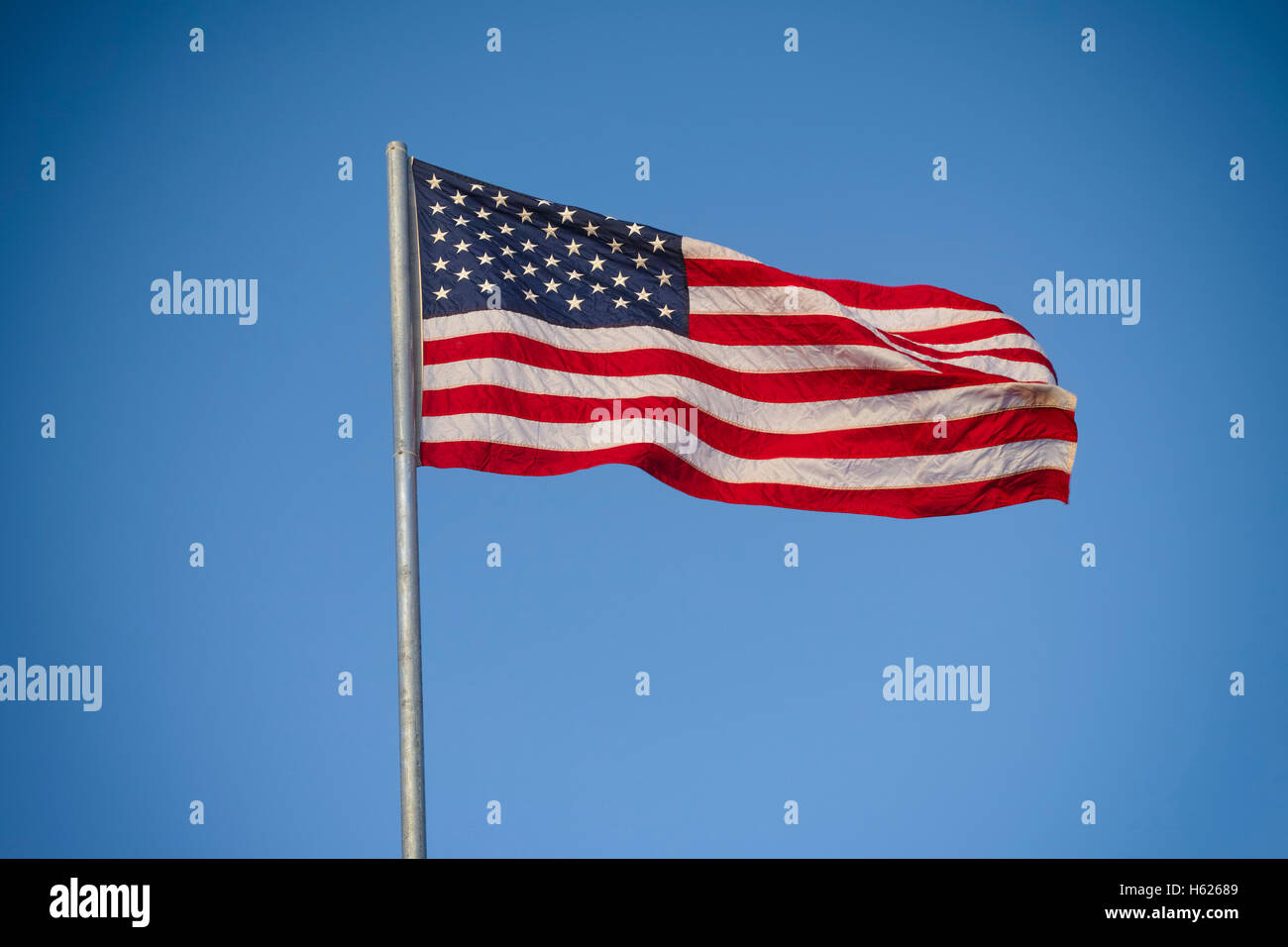 Amerikanische Flagge gegen blauen Himmel. Vignette. Stockfoto