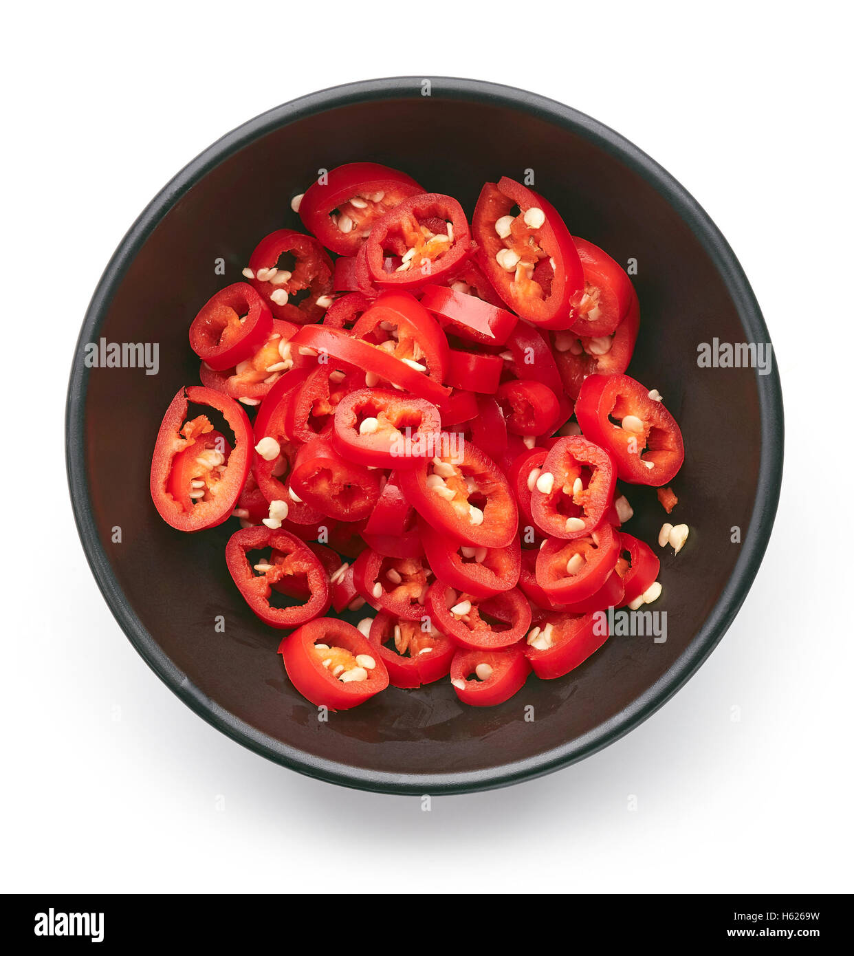 Schüssel mit red hot Chili peppers isoliert auf weißem Hintergrund, Ansicht von oben Stockfoto