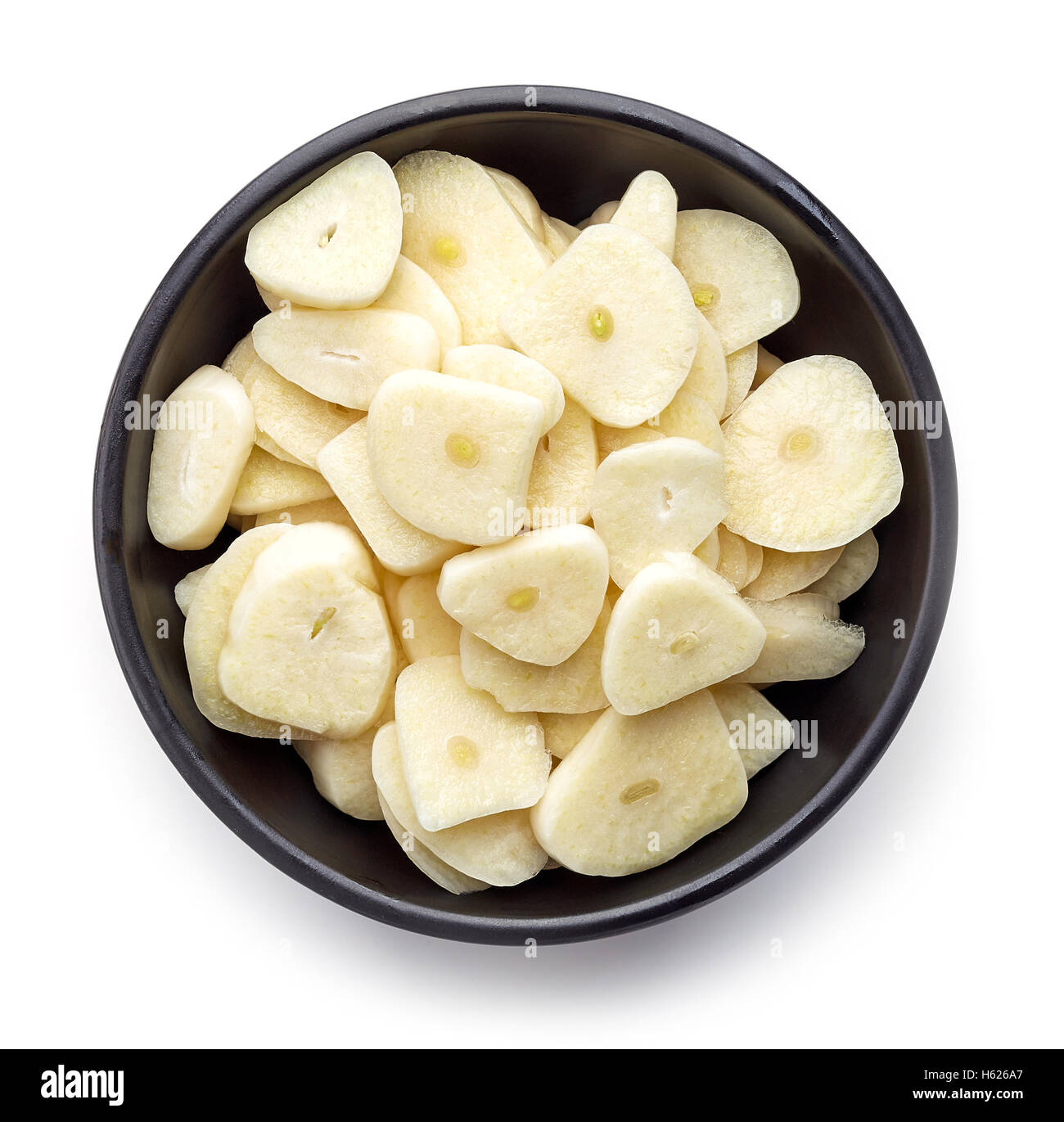 Schüssel mit gehackten Knoblauch isoliert auf weißem Hintergrund, Ansicht von oben Stockfoto