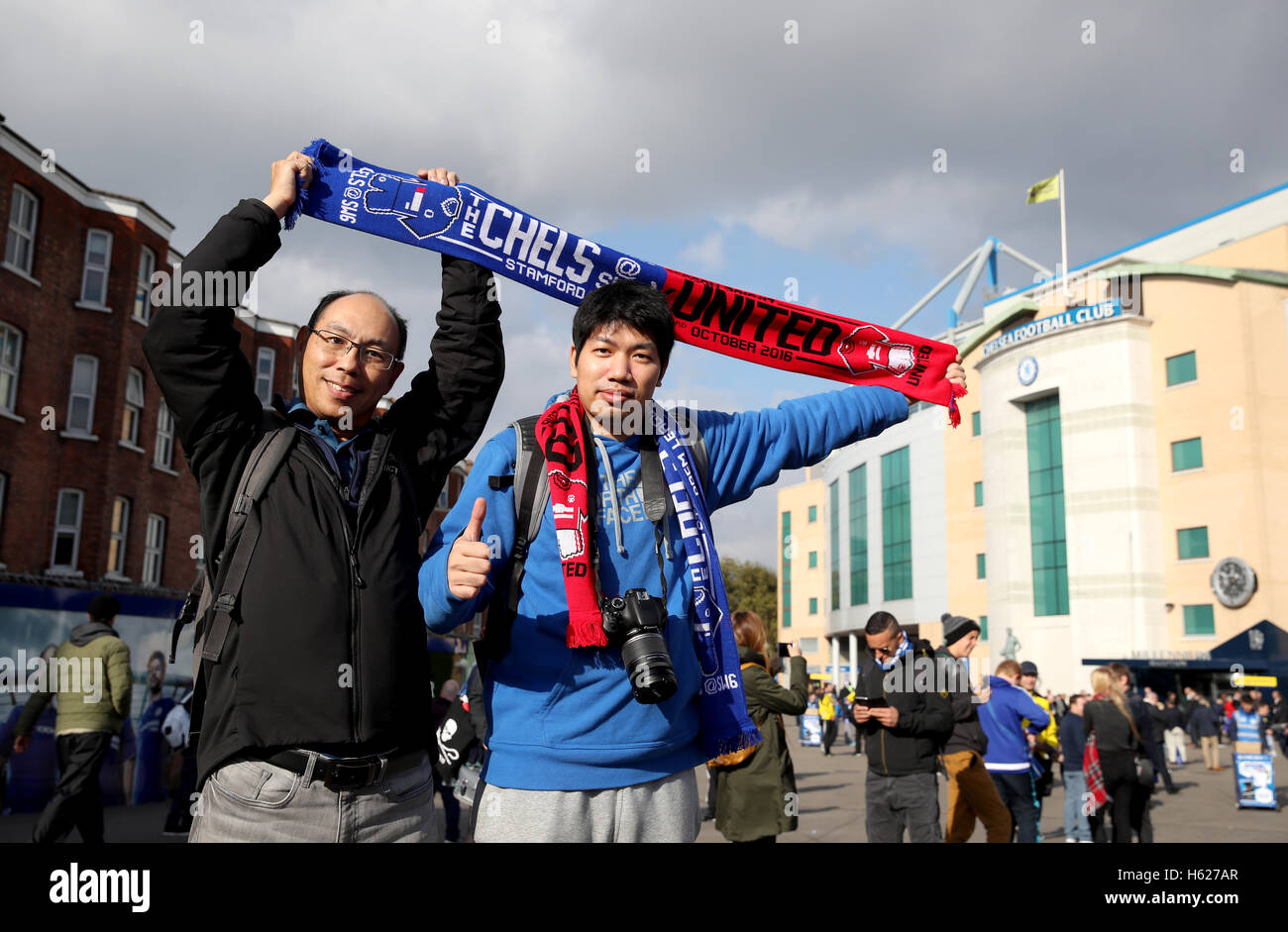 Fans halten einen Chelsea und Manchester United eine halbe Schal außerhalb Stamford Bridge vor dem Premier League-Spiel an der Stamford Bridge, London. Stockfoto