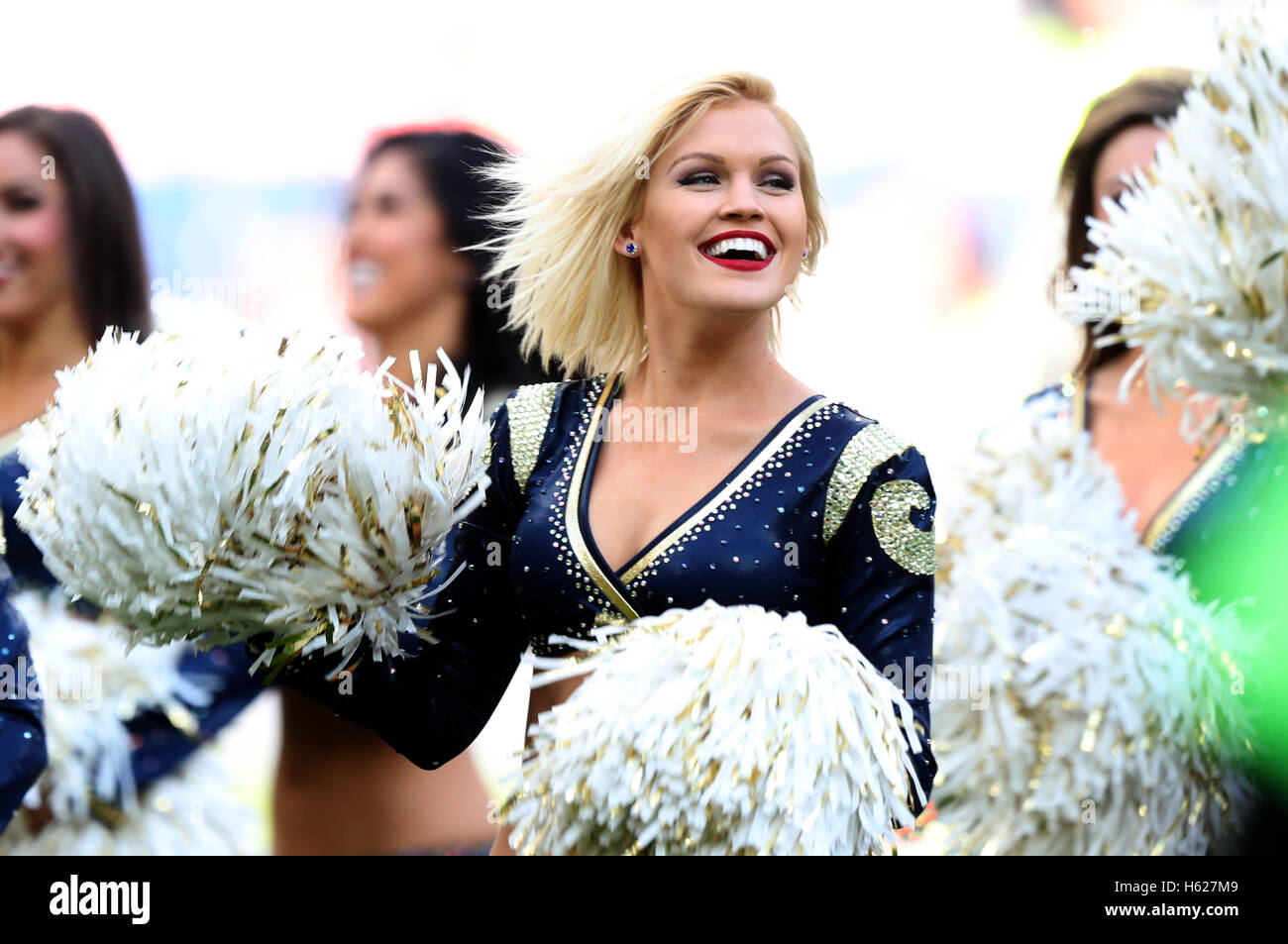 Los Angeles Rams Cheerleader führen Sie vor dem Spiel der NFL International Series in Twickenham, London. Stockfoto
