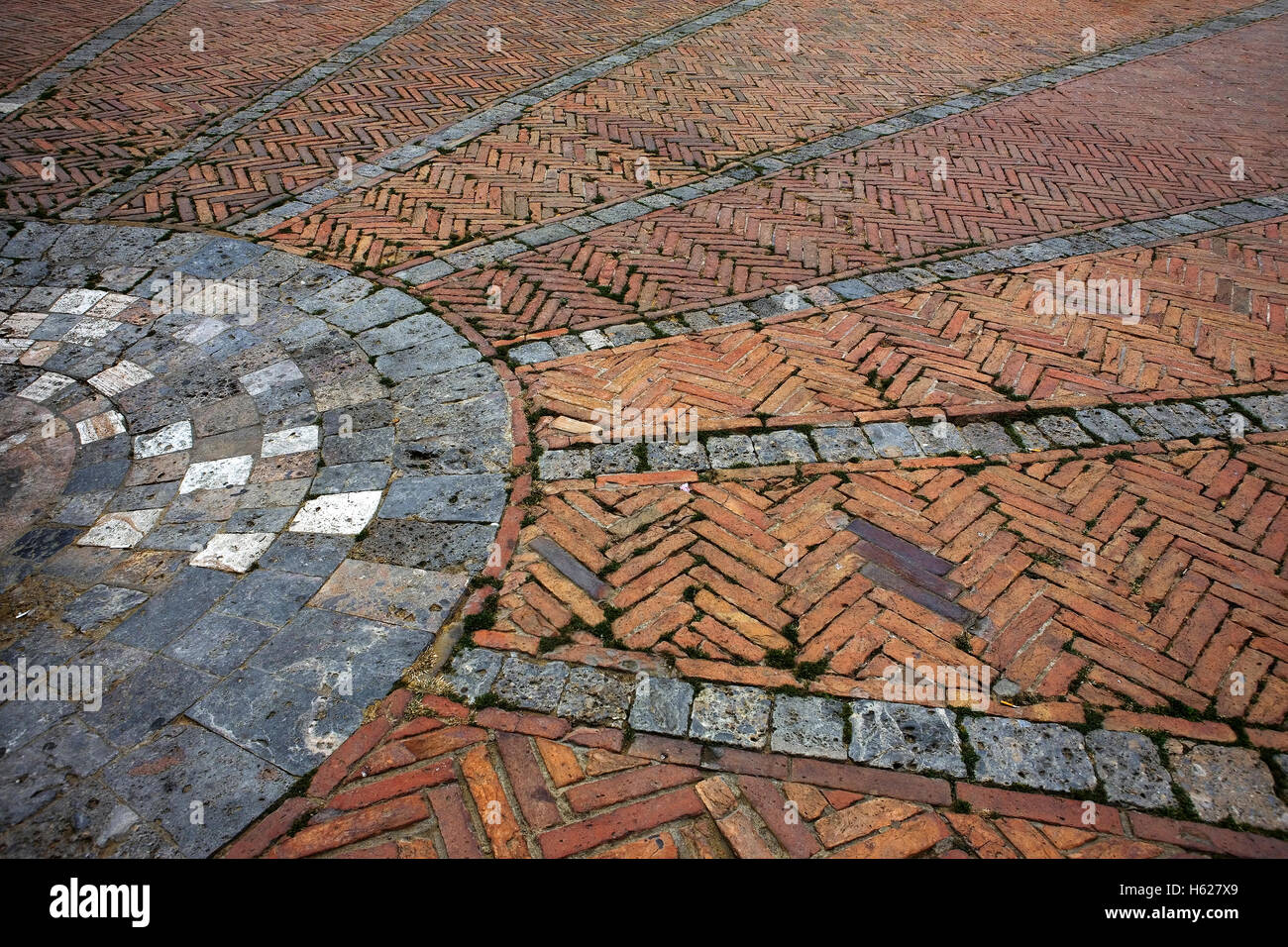 Das Epizentrum von der Piazza del Campo in Siena, Toskana, Italien: Detail aus Ziegeln und Stein Pflaster Stockfoto