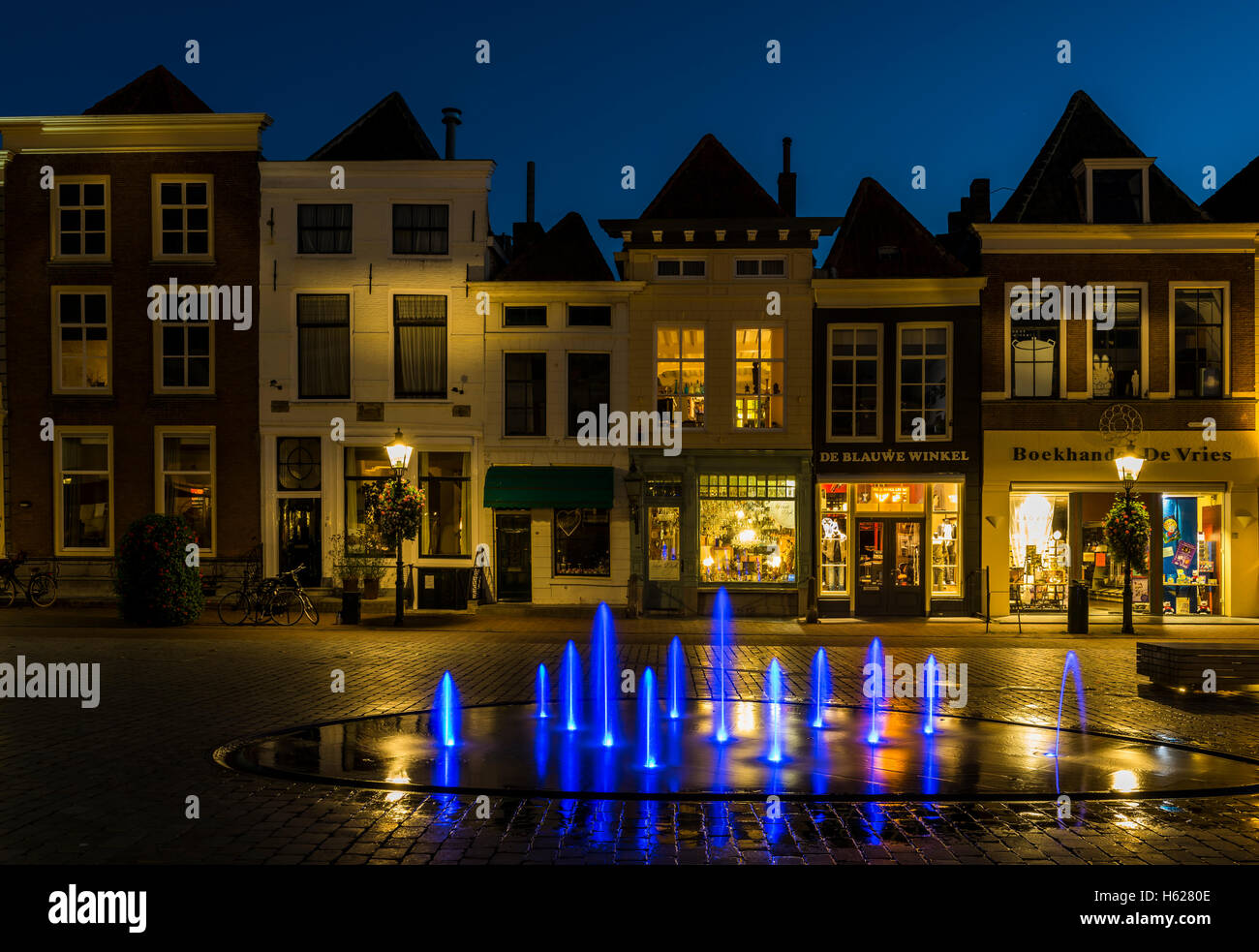 Zierikzee, Niederlande - 5. Oktober 2016: Häuser und Geschäfte in der Nacht auf den Havenplein in Zierikzee in Zeeland. Stockfoto