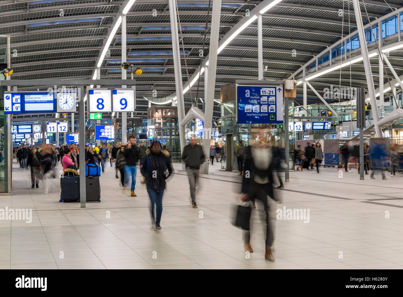 Utrecht, Niederlande - 12. Oktober 2016: Zentrale Halle NS Central Railway Station Utrecht mit Wander- und wartenden Menschen, Stockfoto