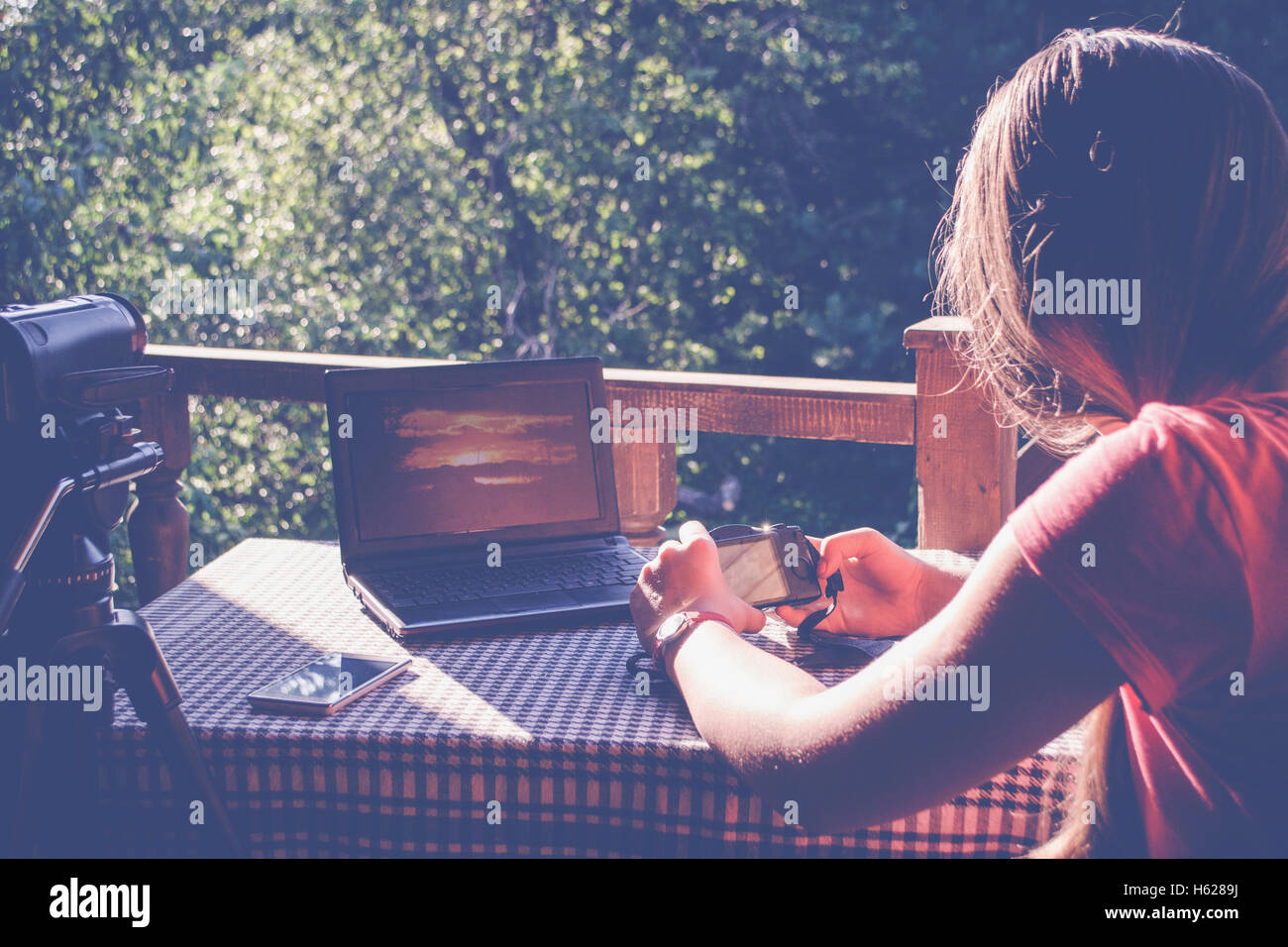Mädchen mit Notebook im Garten arbeiten Stockfoto