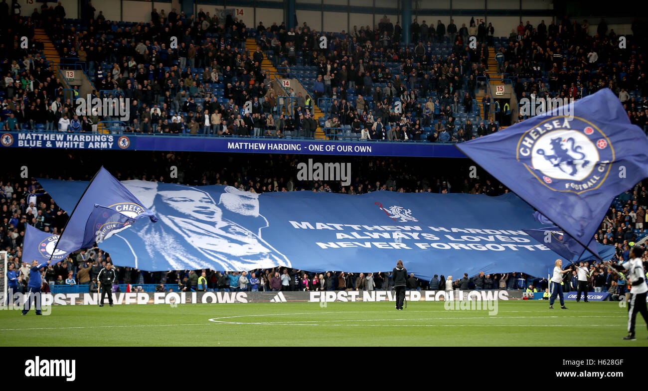 Ein riesiges Banner in Erinnerung an ex-Vizepräsident Matthew Harding am 20. Jahrestag seines Todes während der Premier League match an der Stamford Bridge, London Chelsea. Stockfoto