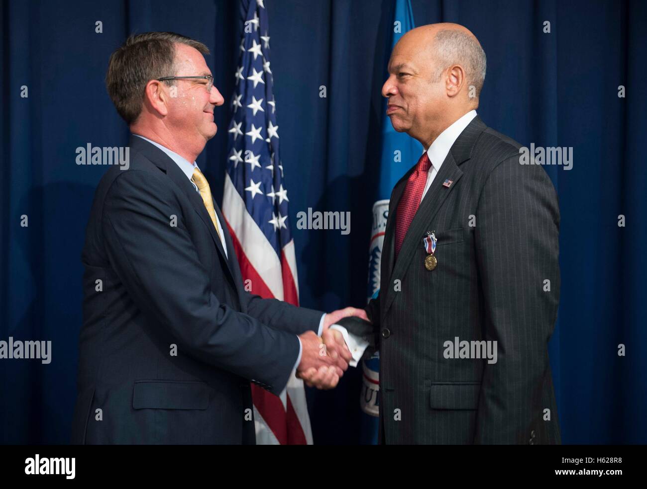 US-Verteidigungsminister Ashton Carter präsentiert die Abteilung Defense Medal for Distinguished Public Service Sekretär der Homeland Security Jeh Johnson im Pentagon 19. Oktober 2016 in Washington, DC. Stockfoto