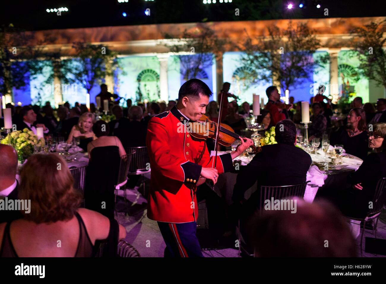 US Marine Band bummeln Saiten Geiger spielt während der State Dinner für Bundeskanzlerin Angela Merkel im Weißen Haus Rosengarten 7. Juni 2011 in Washington, DC. Stockfoto