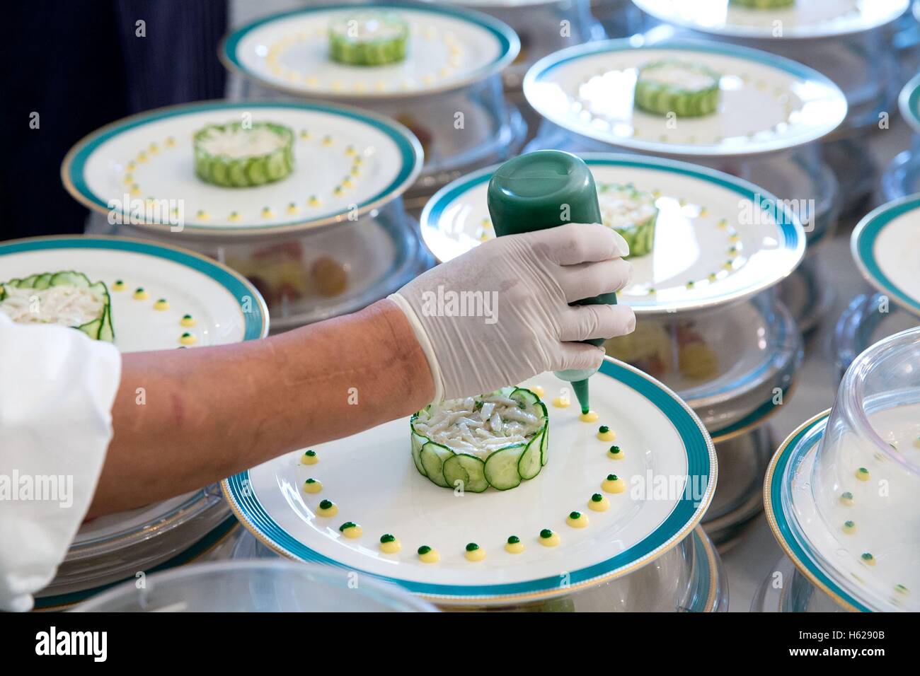 Feinschliff Platten vor dem Abendessen stand für die Singaporean Premierminister Lee Hsien Loong im Weißen Haus alte Familie Speisesaal 2. August 2016 in Washington, DC hinzugefügt werden, ist ein Vorspeise Teller garniert. Stockfoto