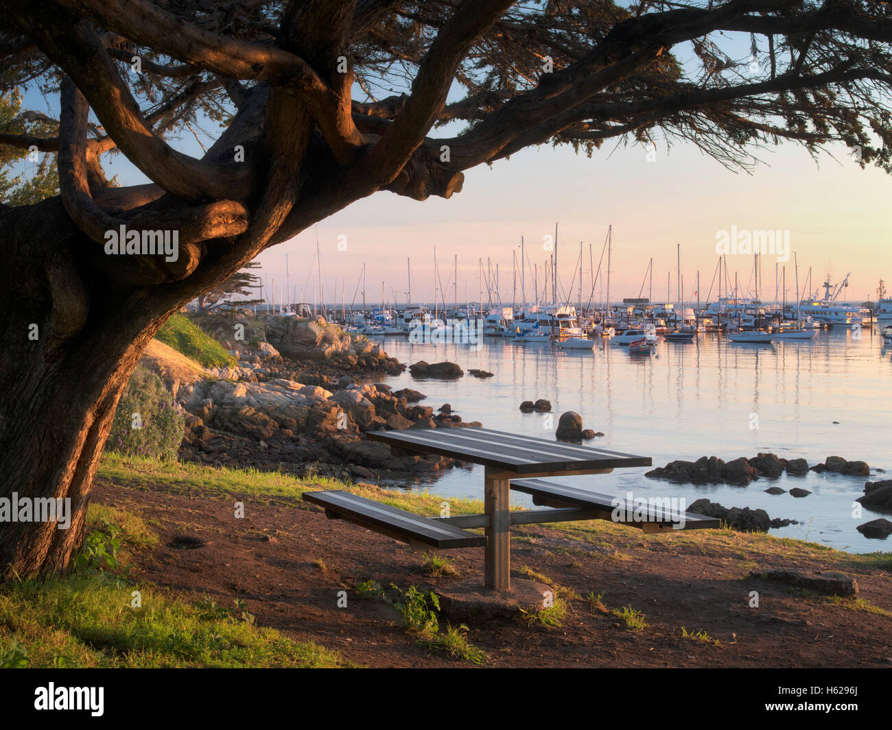 Monterey Harbor und Marina und Tisch mit Sonnenaufgang. Monterey, Kalifornien Stockfoto