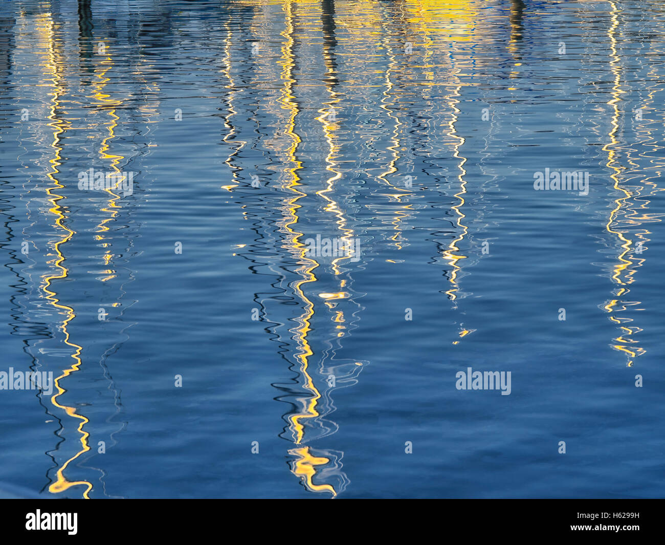 Reflektierte Segeln Masten bei Monterey Hafen und Marina, Kalifornien Stockfoto