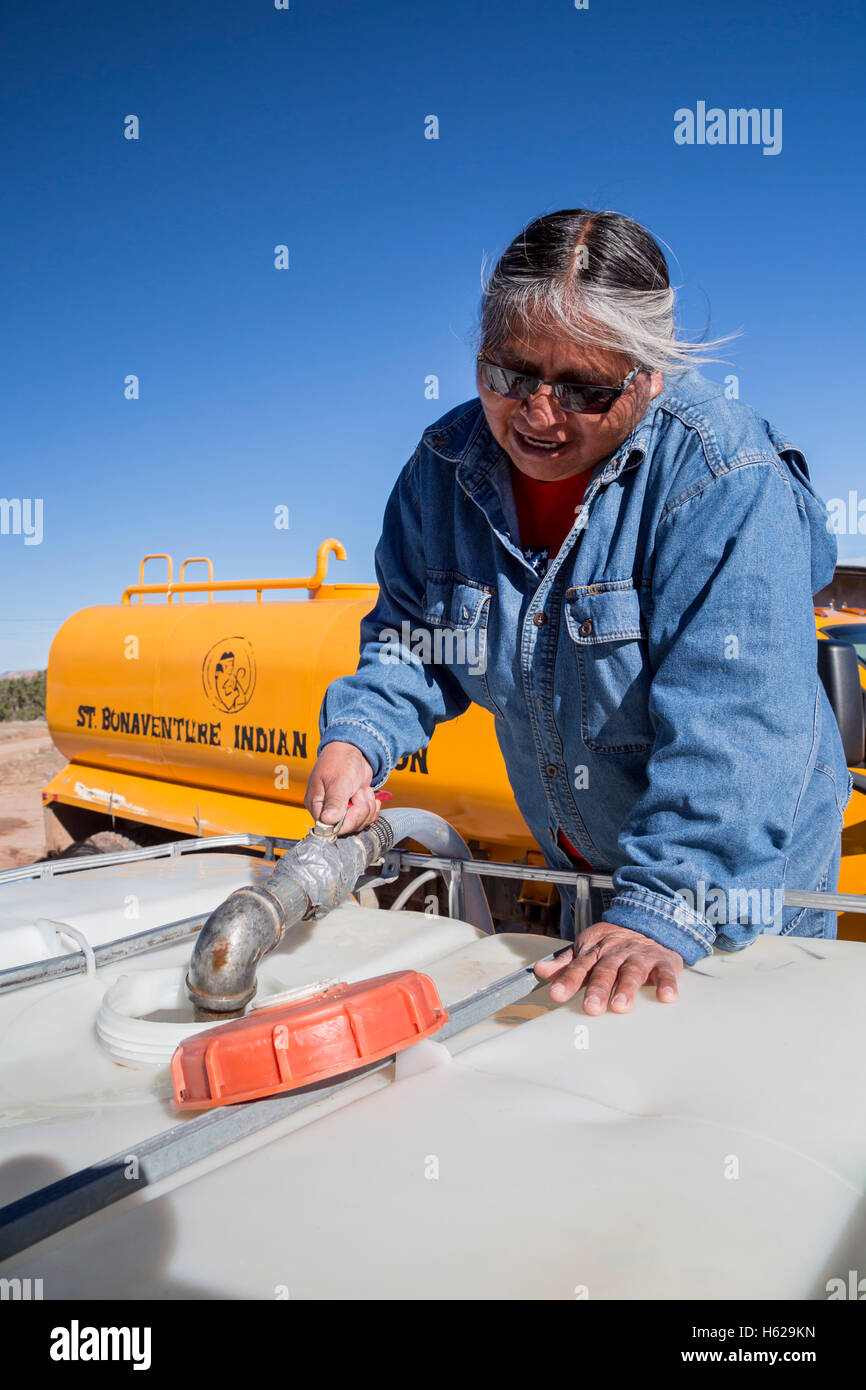 Thoreau, New Mexico - Darlene Arviso St. Bonaventure Indian Mission liefert Wasser an einem Navajo-Familie ohne eine Wasserversorgung. Stockfoto