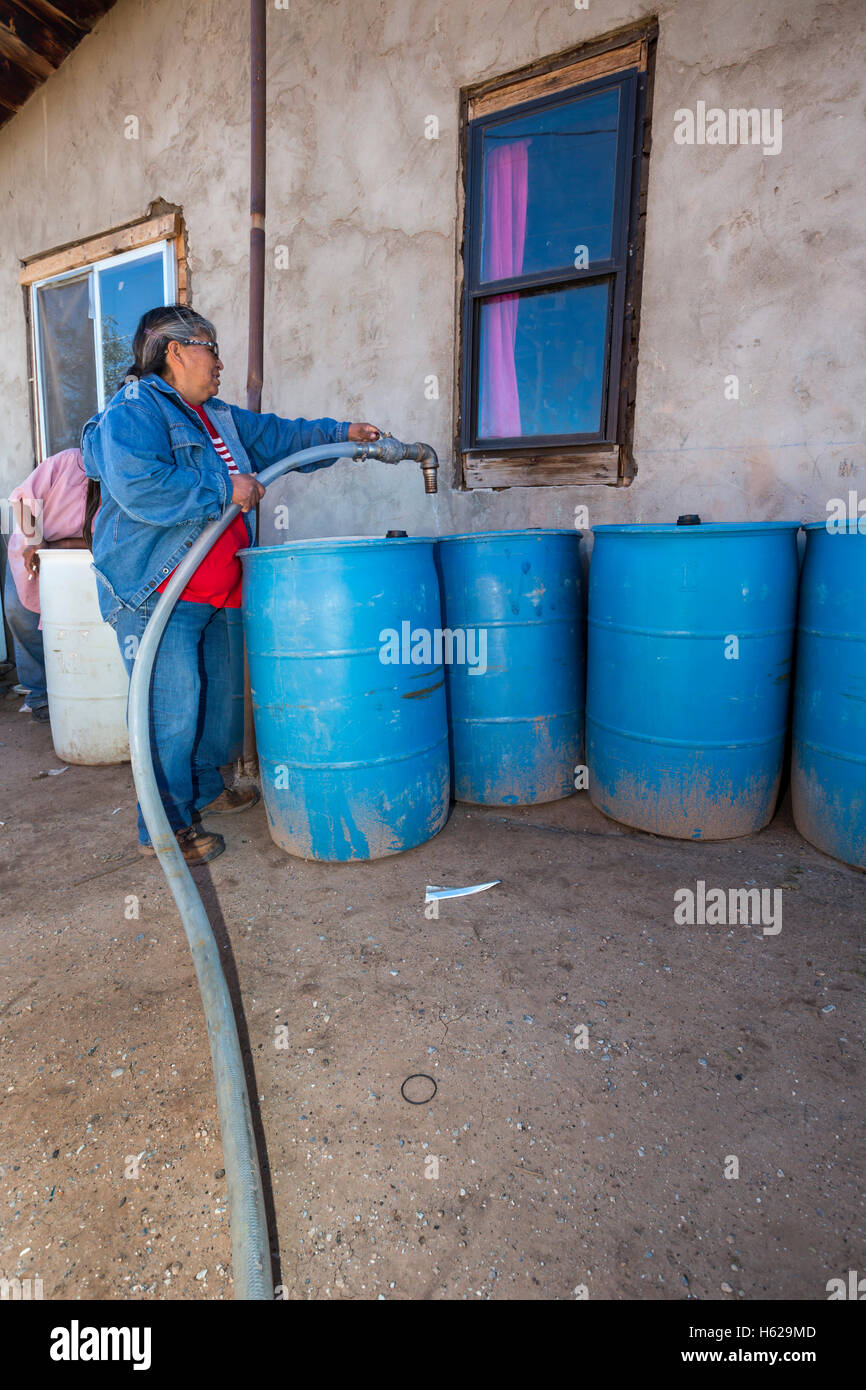 Thoreau, New Mexico - Darlene Arviso St. Bonaventure Indian Mission liefert Wasser an einem Navajo-Familie ohne eine Wasserversorgung. Stockfoto