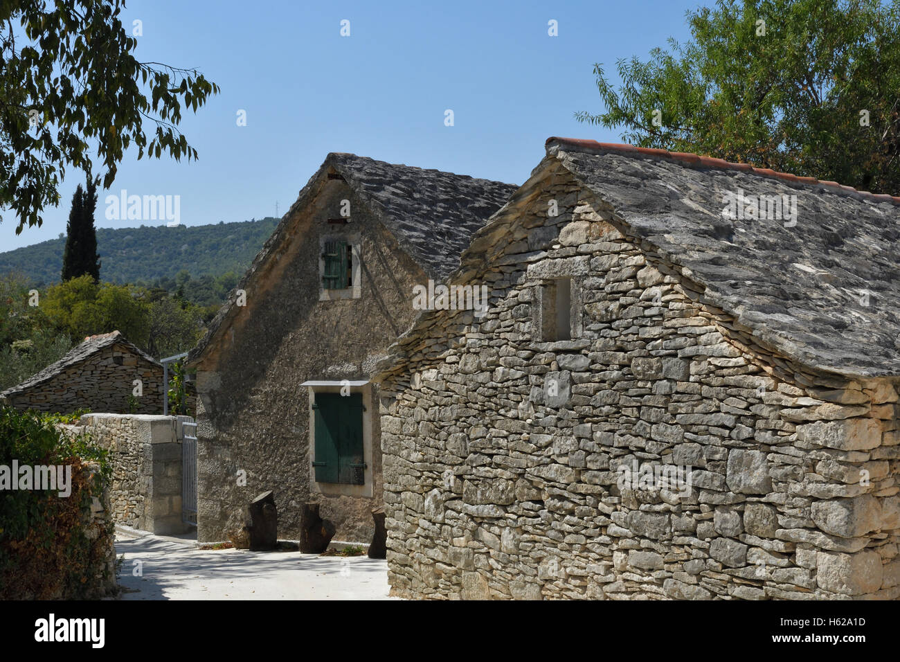 Typisches Steinhaus im Dorf Skrip auf der Insel Brac in Kroatien. Stockfoto