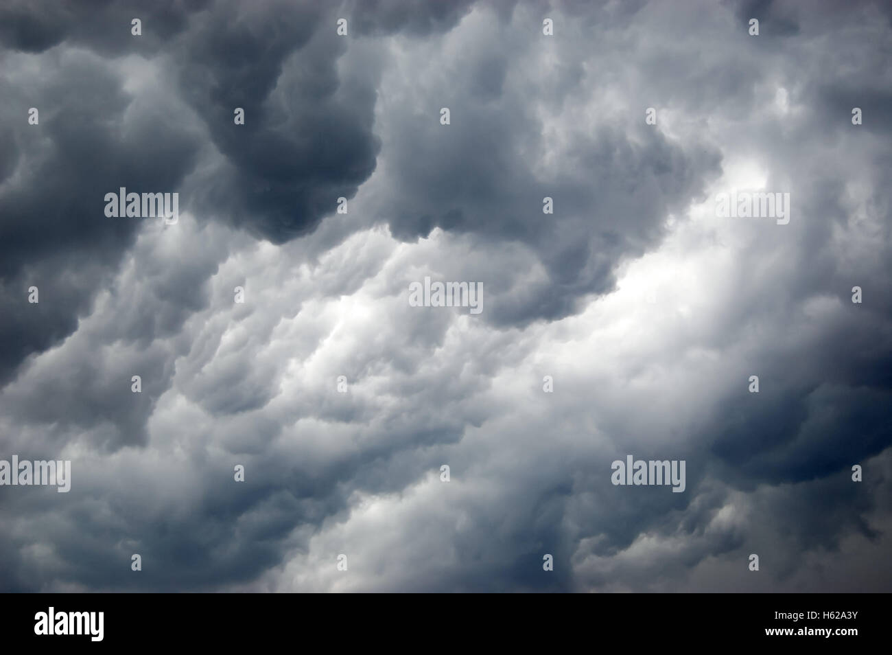 Erstaunliche dunkle Gewitterwolken am Himmel. Stockfoto