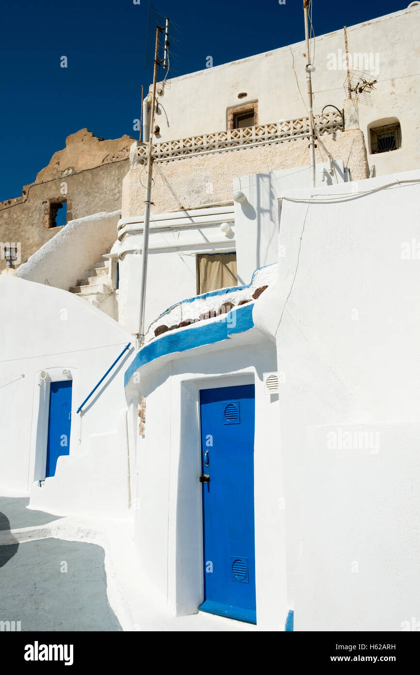 Weißen Wänden und blauen Türen in Akrotiri, Santorin, Griechenland gewaschen. Stockfoto