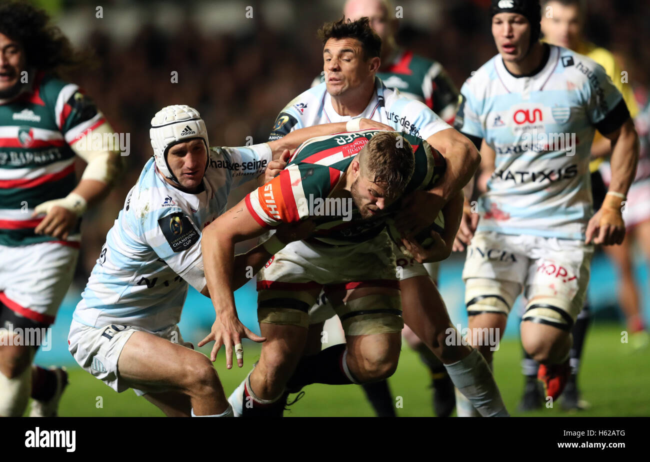 Leicester Tigers Ed Slater von Racing 92 Dan Carter in Angriff genommen wird und Johannes Goosen in der European Champions Cup, einem Pool, passen an der Welford Road, Leicester. Stockfoto