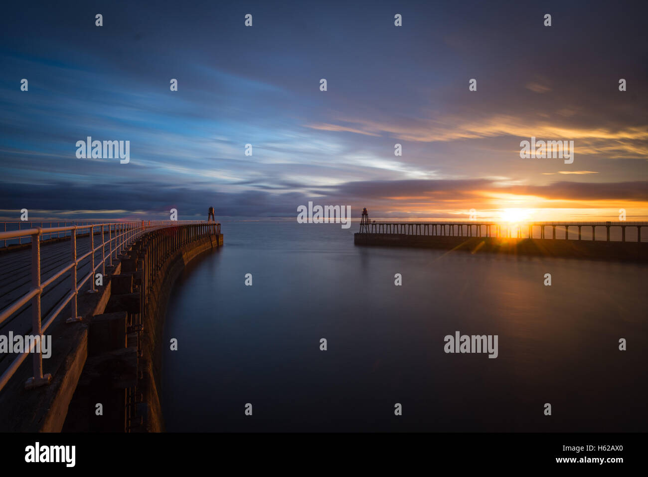 Whitby Hafen bei Sonnenaufgang Stockfoto