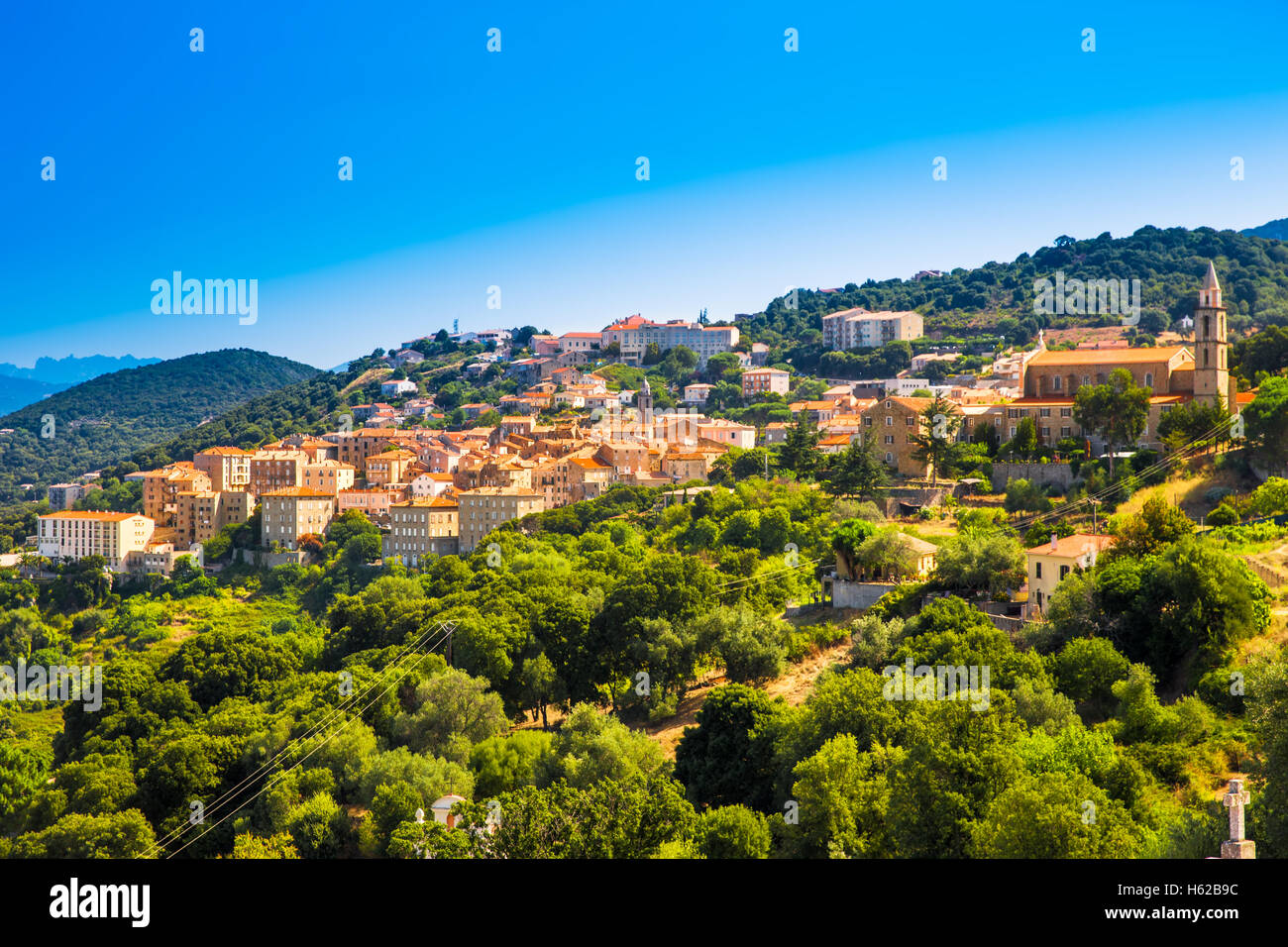 Sartène Altstadt mit grünen Wald und Berge, Korsika, Frankreich, Europa. Stockfoto