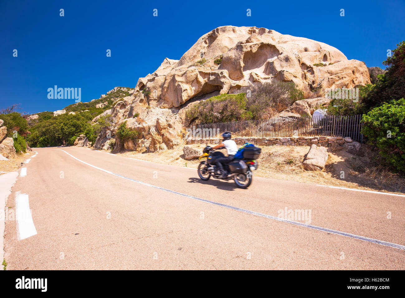 Motorrad unterwegs auf Korsika mit typischen roten Felsen, Korsika, Frankreich, Europa. Stockfoto