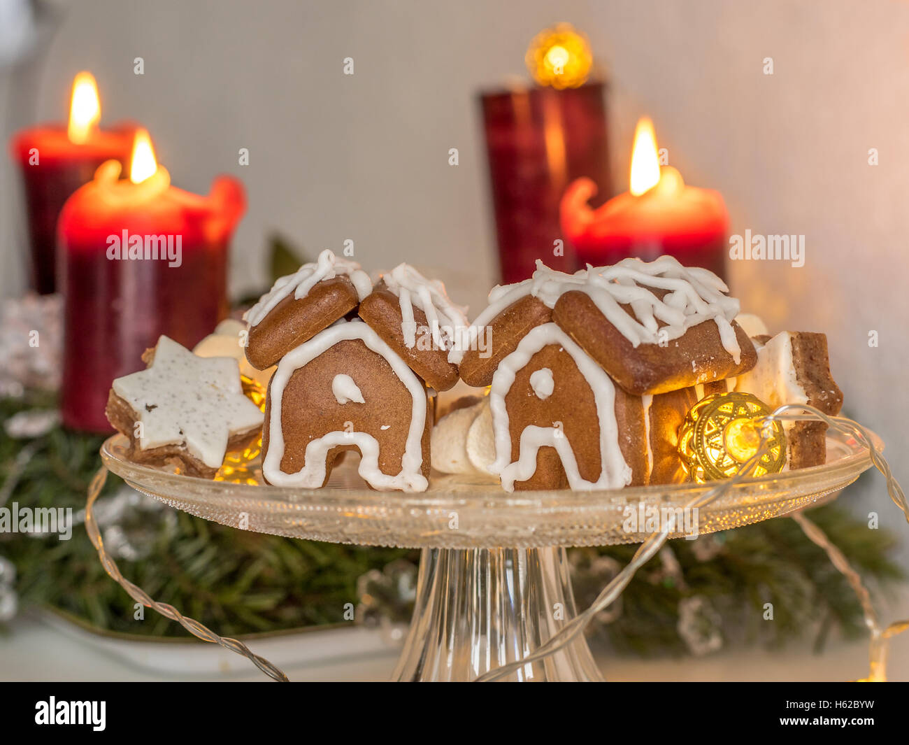 Süße hausgemachte Weihnachten Lebkuchen Häuser und Cookies - 5 Stockfoto