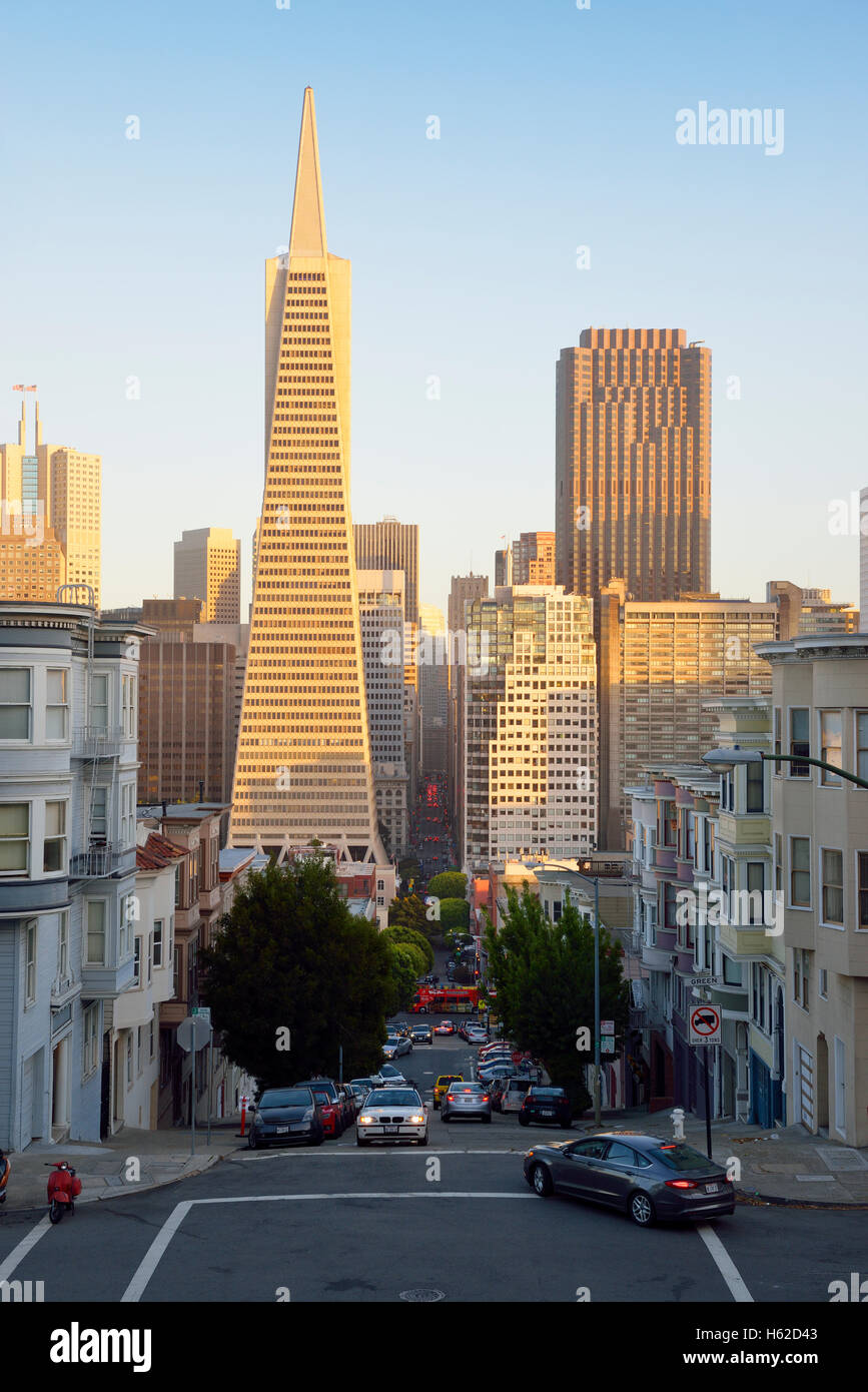 USA, California, San Francisco, Blick entlang der Montgomery Street Transamerica Pyramid und 555 California Street Gebäude im Abendlicht Stockfoto