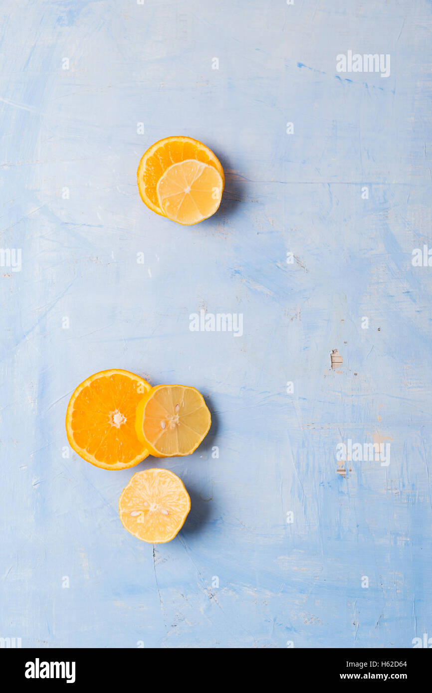 Zitrone und orange Scheiben auf blauem Hintergrund Stockfoto