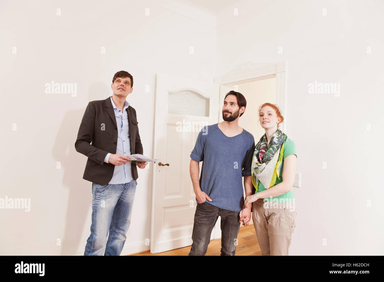 Real Estate Agent zeigt ein paar um in eine neue Wohnung Stockfoto