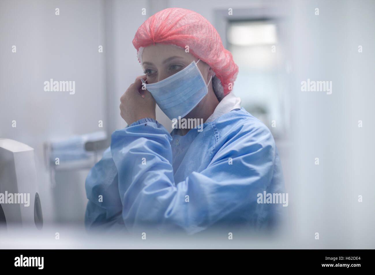 Frau auf sterile Schutzkleidung Stockfoto