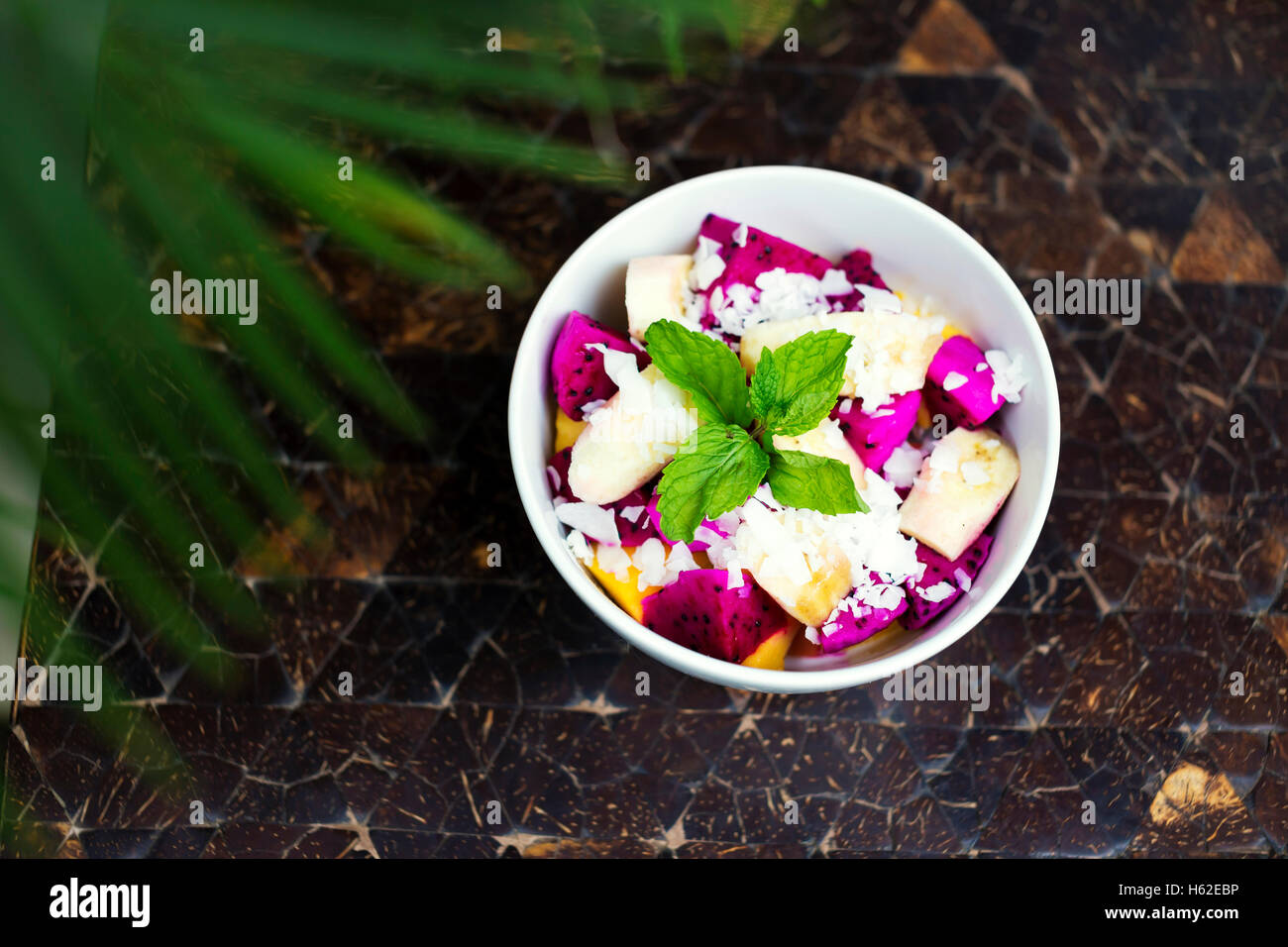 Schüssel mit tropischer Fruchtsalat Stockfoto