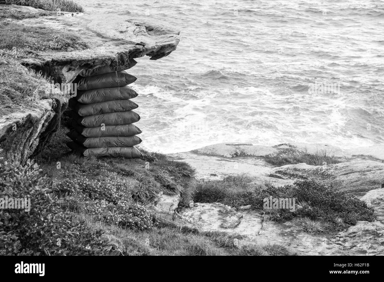 Sydney, Australien. 23. Oktober 2016. Die jährliche Kunstausstellung "Skulptur am Meer" entlang der Bondi Tamarama kostalen gehen. 2016-Ausstellung findet vom 20. Oktober bis 6. November statt. Abgebildet ist das Kunstwerk "Cosy Struktur" von Geraldo Zamproni Credit: Mjmediabox/Alamy Live-Nachrichten Stockfoto