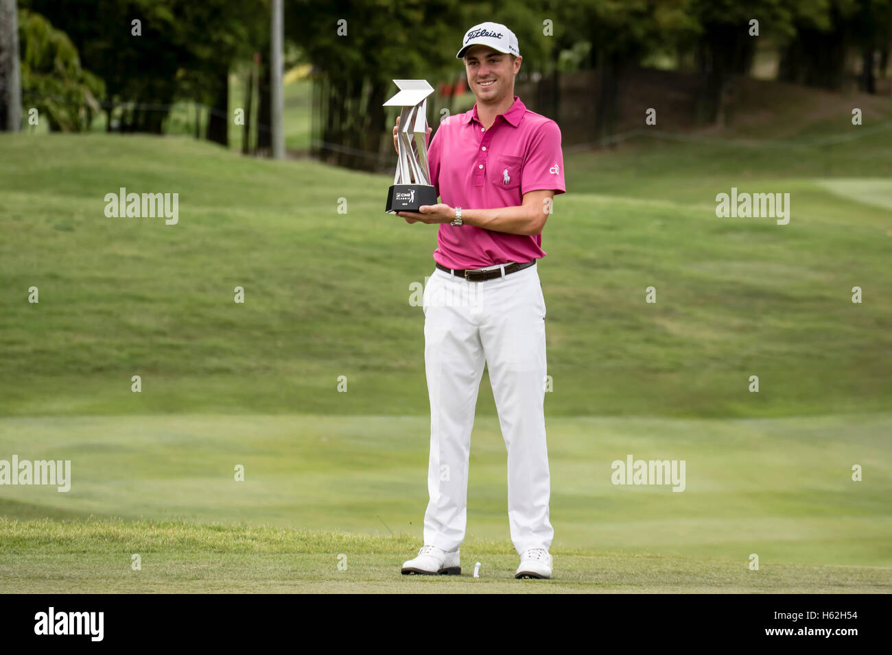 Kuala Lumpur, Malaysia. 23. Oktober 2016. CIMB PGA 2016 Championship Kuala Lumpur gewinnt USA Justin Thomas. Thomas mit seiner Trophäe nach der Preisverleihung. Bildnachweis: Danny Chan/Alamy Live-Nachrichten. Stockfoto