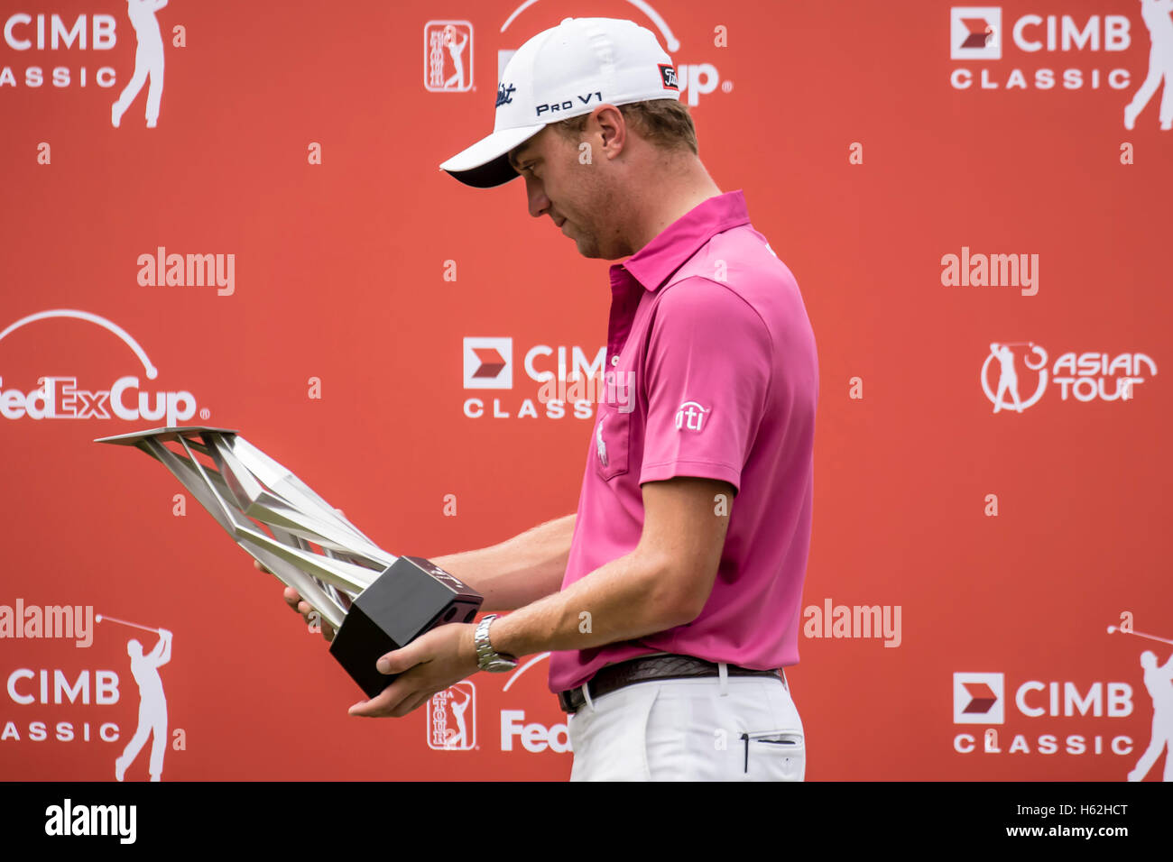 Kuala Lumpur, Malaysia. 23. Oktober 2016. Justin Thomas gewinnt die CIMB PGA 2016 Meisterschaft in Kuala Lumpur. Thomas hält seine Trophäe bei der Preisverleihung. Bildnachweis: Danny Chan/Alamy Live-Nachrichten. Stockfoto