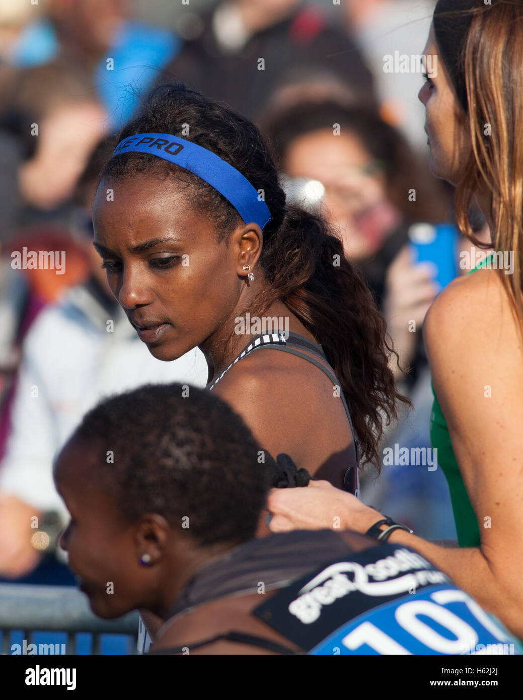 Portsmouth, Großbritannien. 23. Oktober 2016. TIRUNESH DIBABA Äthiopien olympischen Läufer an der Startlinie für die Great South Run. Tausende Läufer beteiligen sich an den 2016 BUPA Great South Run in der Waterfront Stadt Portsmouth heute, 23. Oktober 2016. Die 10 Mile Road running Event als weltweit größte 10-Meile Rennen der Organisatoren der Veranstaltung gefeiert wird, ist eine schnelle und flache Strecke beginnt und endet in Southsea. Foto: Rob Arnold/Alamy leben Nachrichten Stockfoto