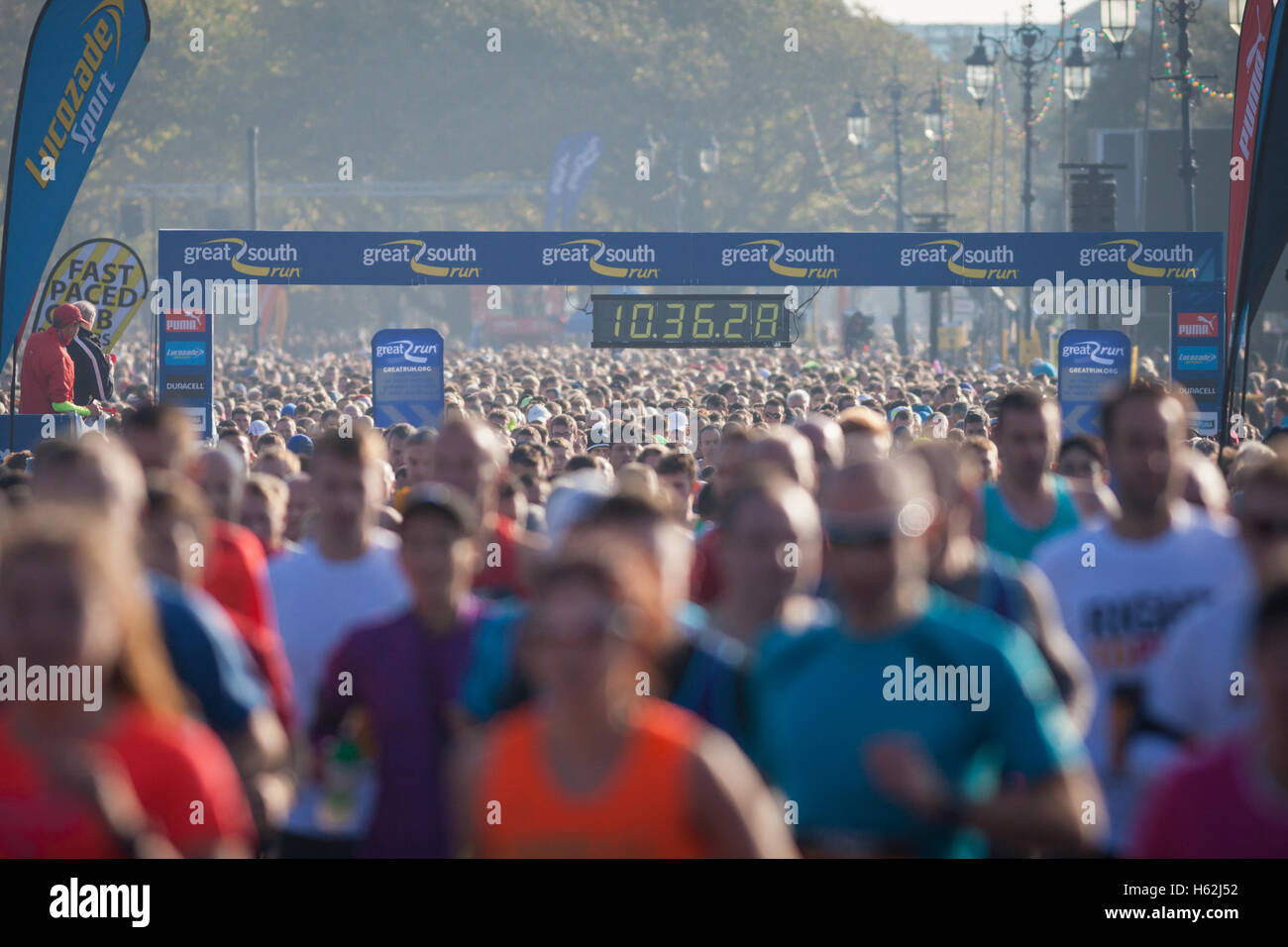 Portsmouth, UK. 23. Oktober 2016.  Tausende Läufer nehmen an der 2016 Great South Run in der Waterfront Stadt von Portsmouth heute, 23. Oktober 2016 Teil. Die 10 Meilen Straßenlauf-Veranstaltung wird als die weltweit größte 10-Meilen-Rennen von Veranstaltern gefeiert und ist eine schnelle und flache Kurs, der beginnt und endet in Southsea. Bildnachweis: Rob Arnold/Alamy Live News Stockfoto