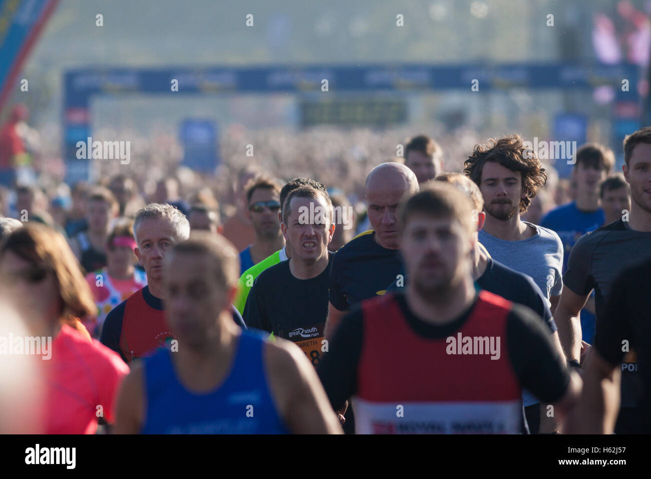 Portsmouth, UK. 23. Oktober 2016.  Tausende Läufer nehmen an der 2016 Great South Run in der Waterfront Stadt von Portsmouth heute, 23. Oktober 2016 Teil. Die 10 Meilen Straßenlauf-Veranstaltung wird als die weltweit größte 10-Meilen-Rennen von Veranstaltern gefeiert und ist eine schnelle und flache Kurs, der beginnt und endet in Southsea. Bildnachweis: Rob Arnold/Alamy Live News Stockfoto