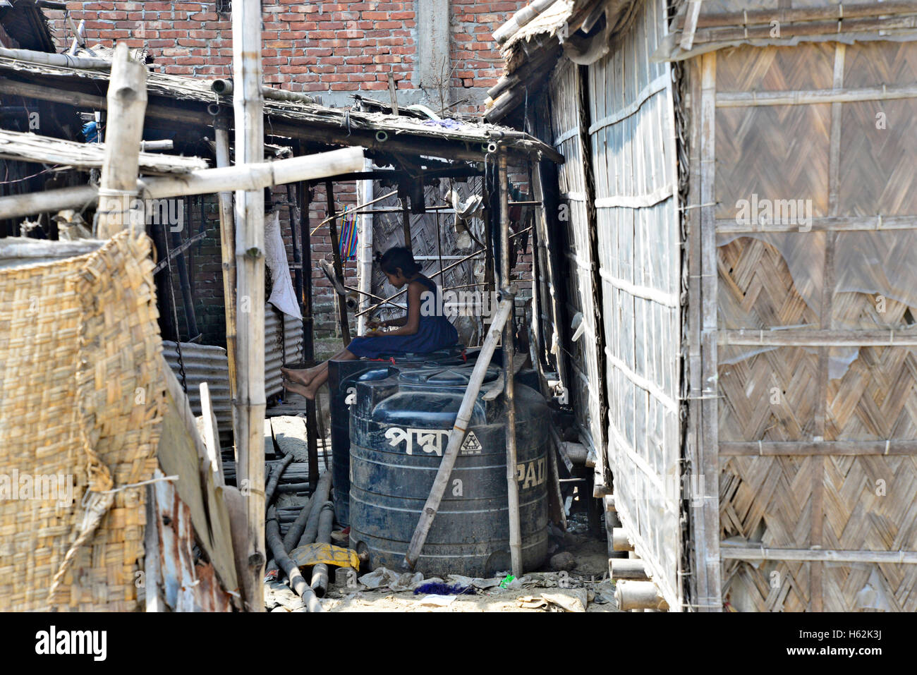 Bangladesch Slum Kind Rayer Bazar Slum in Dhaka. Mehr als die Hälfte der Bevölkerung der städtischen Slums sind Kinder. Sie stellen not auf einer täglichen Basis, die Hunger, schlechter Zugang zu sauberem Wasser, Gesundheitsversorgung, unzureichende Aufklärung und Schutz enthält. Bildnachweis: Mamunur Rashid/Alamy Live-Nachrichten Stockfoto