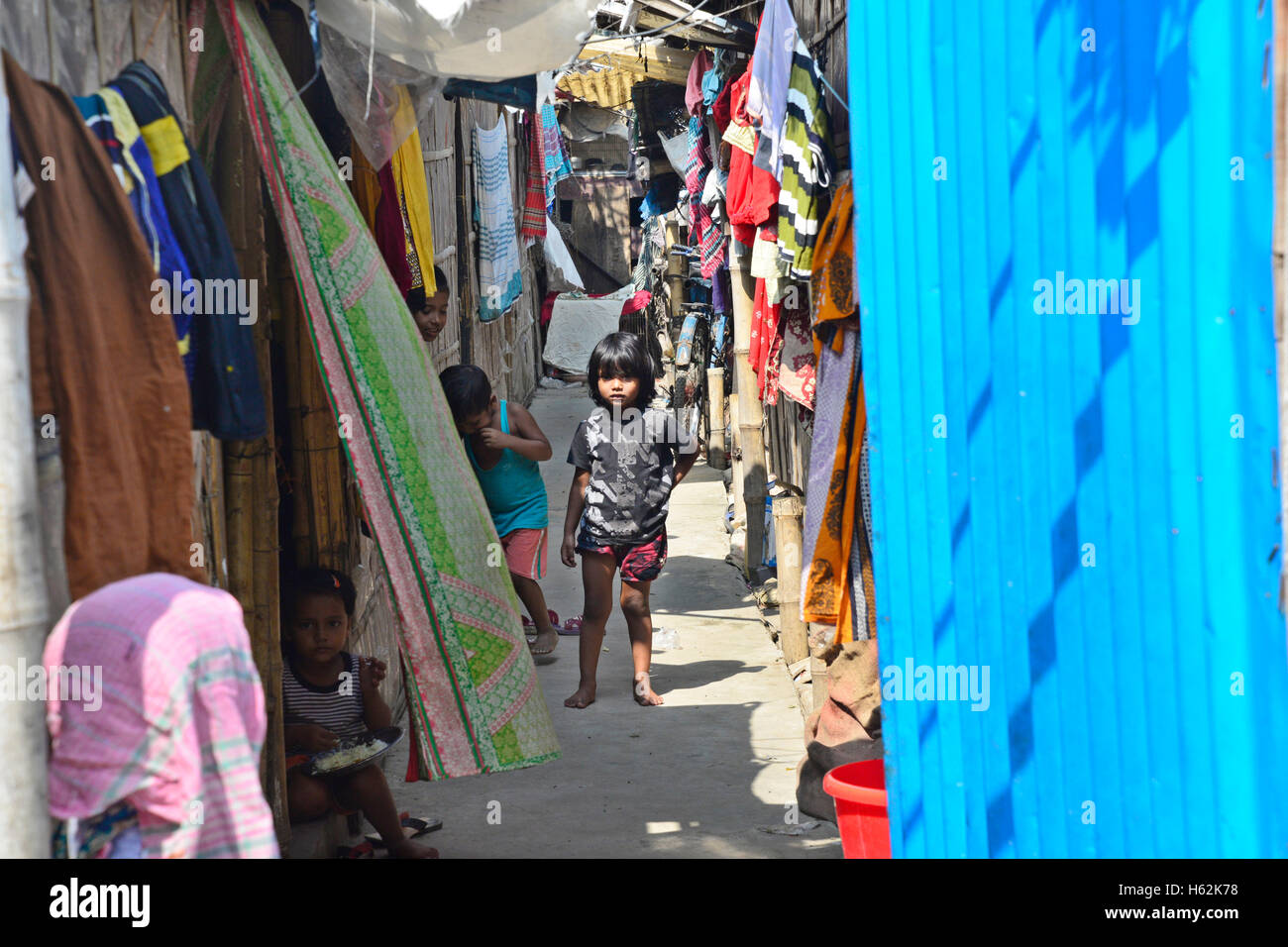 Dhaka City, Bangladesch. 22. Oktober 2016. Eine Gruppe von Bangladesch Slumkinder auf Rayer Bazar Slum in Dhaka City, Bangladesch.  Am 22. Oktober 2016 Rayer Bazar Slum in Dhaka Bangladesch Slum Kind. Mehr als die Hälfte der Bevölkerung der städtischen Slums sind Kinder. Sie stellen not auf einer täglichen Basis, die Hunger, schlechter Zugang zu sauberem Wasser, Gesundheitsversorgung, unzureichende Aufklärung und Schutz enthält. Bildnachweis: Mamunur Rashid/Alamy Live-Nachrichten Stockfoto