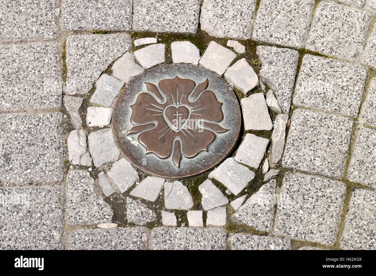 Eine Luther-rose ist auf dem Bürgersteig von Eisleben, Deutschland, 20. Juni 2016 ersichtlich. Die Luther-rose ist das Symbol der Evnagelical-lutherischen Kirche und das Siegel der Martin-Luther Briefe ab 1530. Foto: Peter Endig Stockfoto