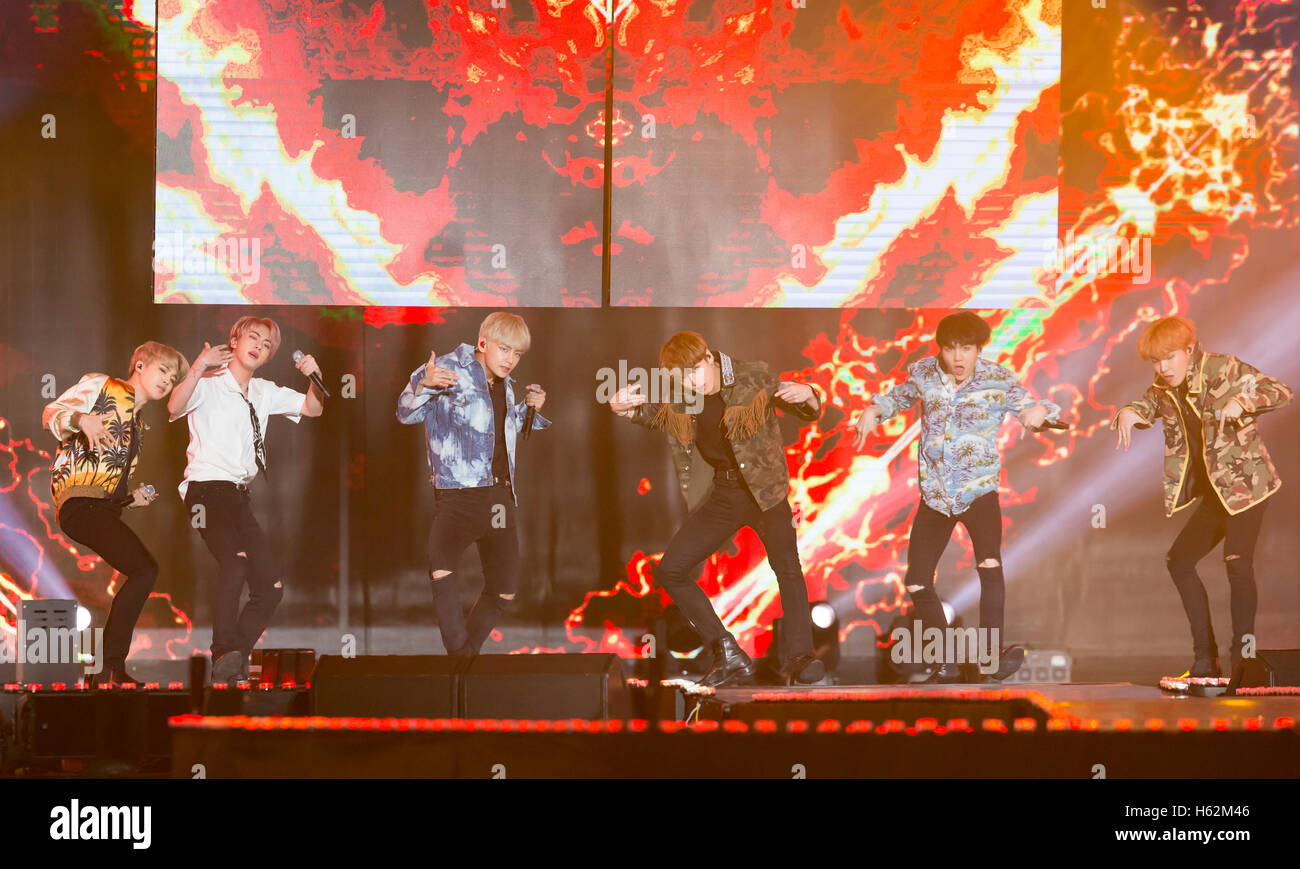 BTS, 8. Oktober 2016: südkoreanische Boygroup BTS oder Bangtan jungen bei MBC Korean Music Wave - 2016 DMC Festival in Seoul, Südkorea führt. © Lee Jae-Won/AFLO/Alamy Live-Nachrichten Stockfoto