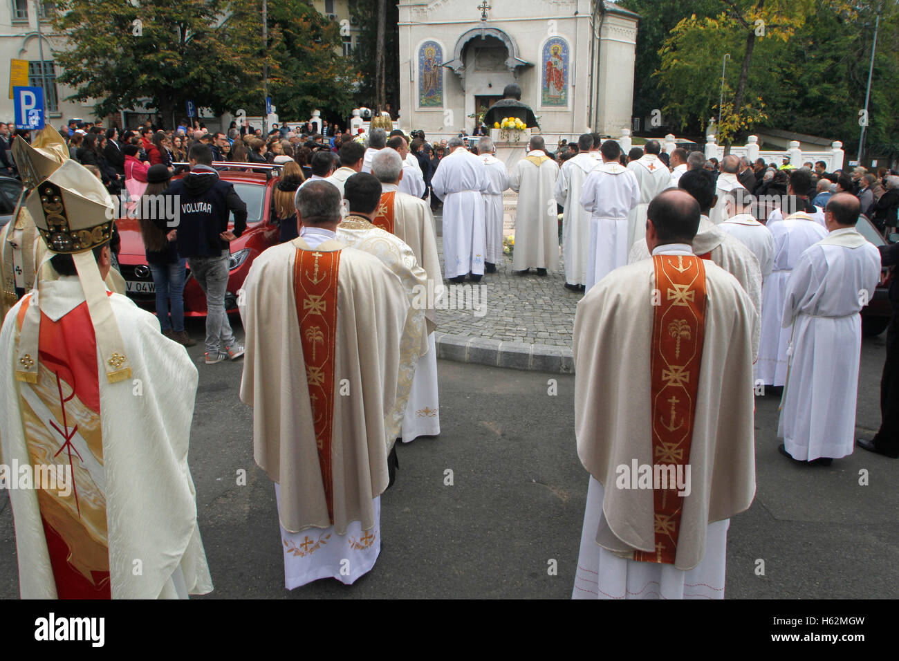 Bukarest, Rumänien. 23. Oktober 2016.  Rumänische katholische Metropolitan Erzbischof Ioan Robu betet während der eucharistischen Prozession mit der Reliquie des Heiligen Papst Johannes Paul II. Bildnachweis: Gabriel Petrescu/Alamy Live-Nachrichten Stockfoto
