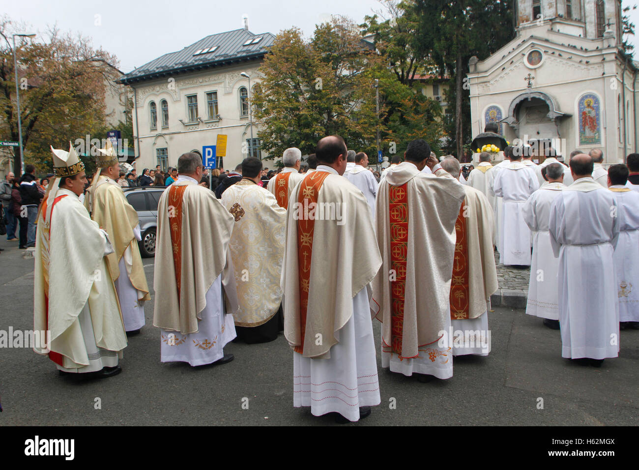 Bukarest, Rumänien. 23. Oktober 2016.  Rumänische katholische Metropolitan Erzbischof Ioan Robu betet während der eucharistischen Prozession mit der Reliquie des Heiligen Papst Johannes Paul II. Bildnachweis: Gabriel Petrescu/Alamy Live-Nachrichten Stockfoto